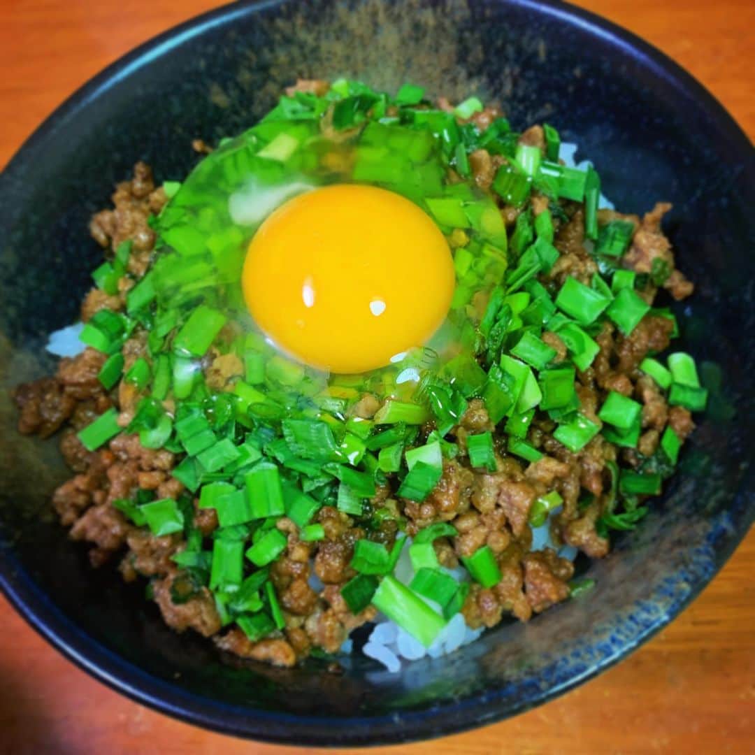 田中良子さんのインスタグラム写真 - (田中良子Instagram)「肉味噌丼、綺麗に卵落とせました。 ぱちぱちぱち👏 今日はとろだん見てくださいね🙇‍♀️ #おは朝 #おはよう朝日です #とろだん #肉味噌丼 #自炊」11月18日 4時08分 - tanakaryoko102