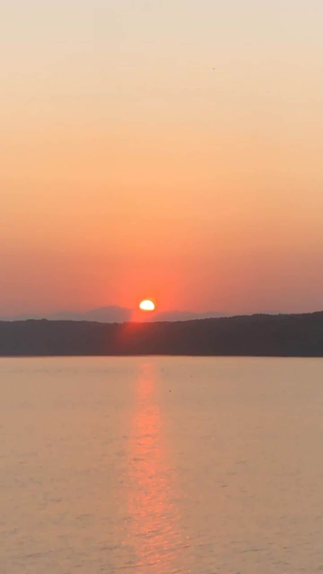 山口もえのインスタグラム：「1日の終わりに・・・ 美しい夕日を見ました✨ 今日もありがとう 明日もよろしくね… そんな気持ちになりました😊 皆におすそ分け💓  #路線バスで寄り道の旅 #狭山湖 #徳光和夫 さん #田中律子 さん #山口もえ #夕日#TV#サンセット#sunset #明日もいい一日になりますように💕」