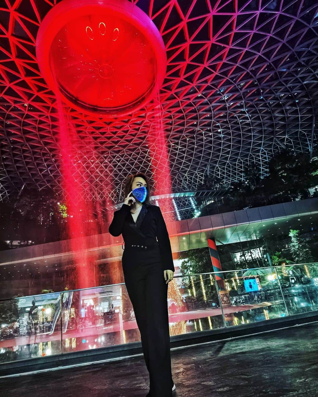 Nicole Chenのインスタグラム：「Embracing @glowvisage #glowvisage #ledmask #jewelsingapore」