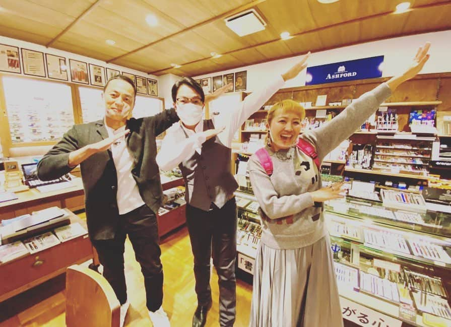 丸山桂里奈さんのインスタグラム写真 - (丸山桂里奈Instagram)「本日、まるごと『なでスタ』でしたー🙇見ていただいた皆さま、ありがとうございました😊 そして、告知をうっかり🤦 くぅー なでスタのロケでは女子力upのために、静岡の色々な場所をめぐり体験させていただき、、、👩‍🦰 とにかくたくさんの優しい方々に会い、心はほっこり肌皮は元気に、そしてしっかり女子の階段をあがってます⇧ ぜひ、静岡のみなさまよろしい最近思うからお願いします❤️いつも優しくしていただきありがとうございます。 火曜日なでスタ、引き続きよろしくお願いします🎵  #静岡第一 #まるごと #なでスタ #女子力をすこぶるあげるために #足裏からまず静岡のアスファルトへ #秋元アナウンサー #目がいつもバッキバキ #優しくてあたたかくて面白くて #最高の人間です #お邪魔したお店のみなさまありがとうございました #また明日からはロケです #楽しみます #いい意味で #インスタバエ」11月17日 22時44分 - karinamaruyama