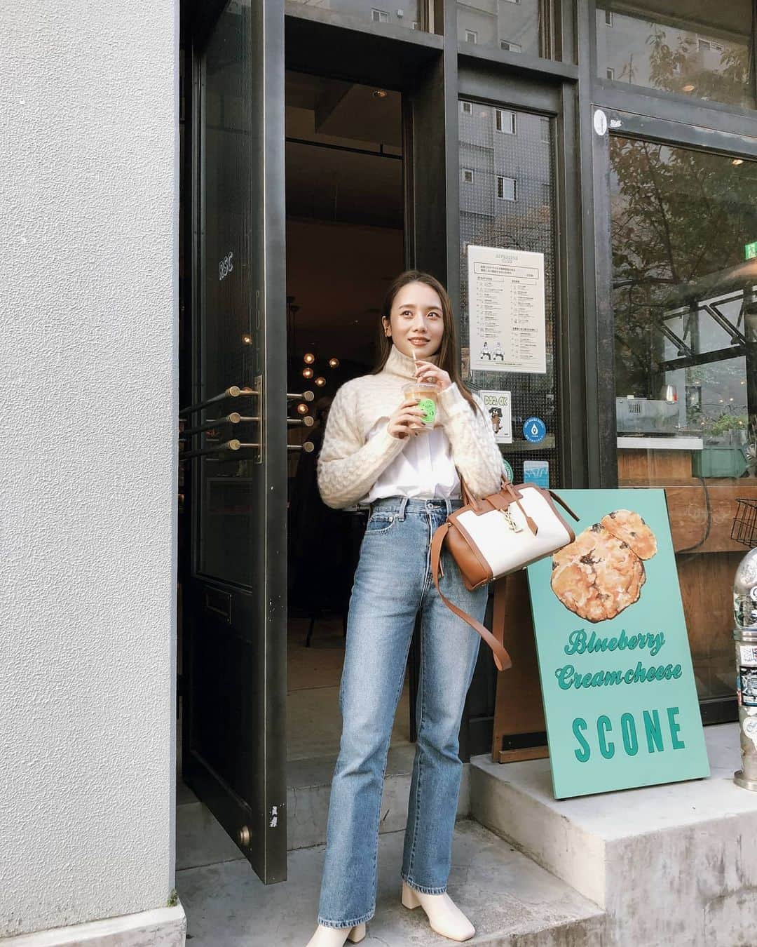 伊原葵さんのインスタグラム写真 - (伊原葵Instagram)「いつかのコーデ♡ 服、忘れてきたんー？！って 言われてしまう服。笑 最後の写真のピアスは親友がくれた✨ ここのカフェ、スタジオが近くな時は ほぼテイクアウトしてるな～。🤣  . . 最近いい天気で最高🌞 明日なにきようかな～♡ . #aocode」11月17日 22時44分 - aoi186