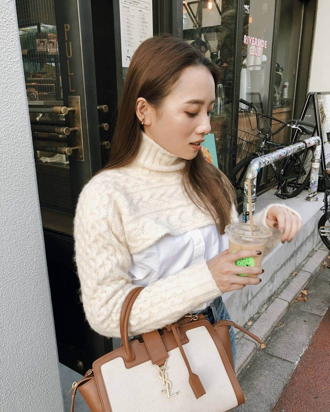 伊原葵さんのインスタグラム写真 - (伊原葵Instagram)「いつかのコーデ♡ 服、忘れてきたんー？！って 言われてしまう服。笑 最後の写真のピアスは親友がくれた✨ ここのカフェ、スタジオが近くな時は ほぼテイクアウトしてるな～。🤣  . . 最近いい天気で最高🌞 明日なにきようかな～♡ . #aocode」11月17日 22時44分 - aoi186