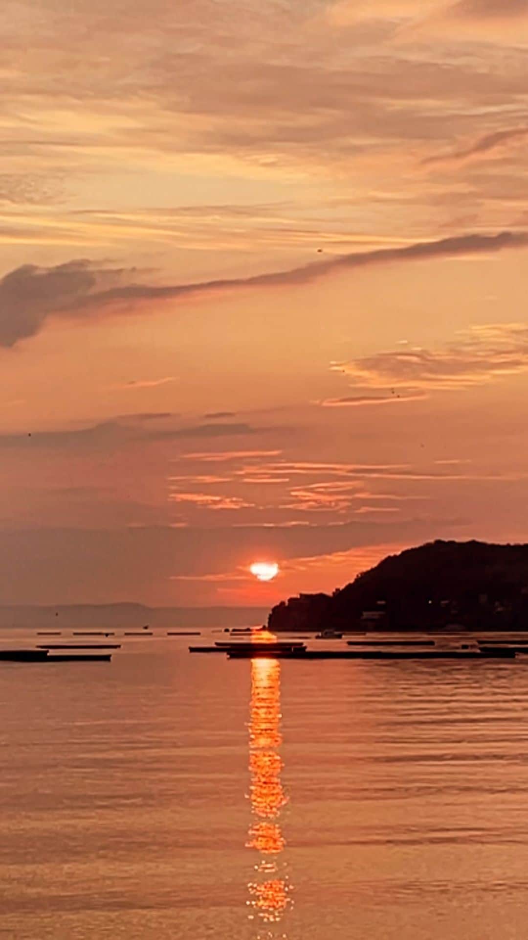 福田基広のインスタグラム：「落ちゆく夕日を眺めつつ。 ふと、のんびり夕日を眺めたのはいつぶりだろう？  こんなにすぐ、夕日を楽しめる場所に住んでて、楽しめていない。  きっとそれは、ここ最近 ずっと心に余裕がなかったからなんだろうなぁと、改めて夕日に気がつかせてもらいました。  夕日は、いつ見ても夕日。 #夕日 #夕日が綺麗 #夕方 #田舎暮らし」