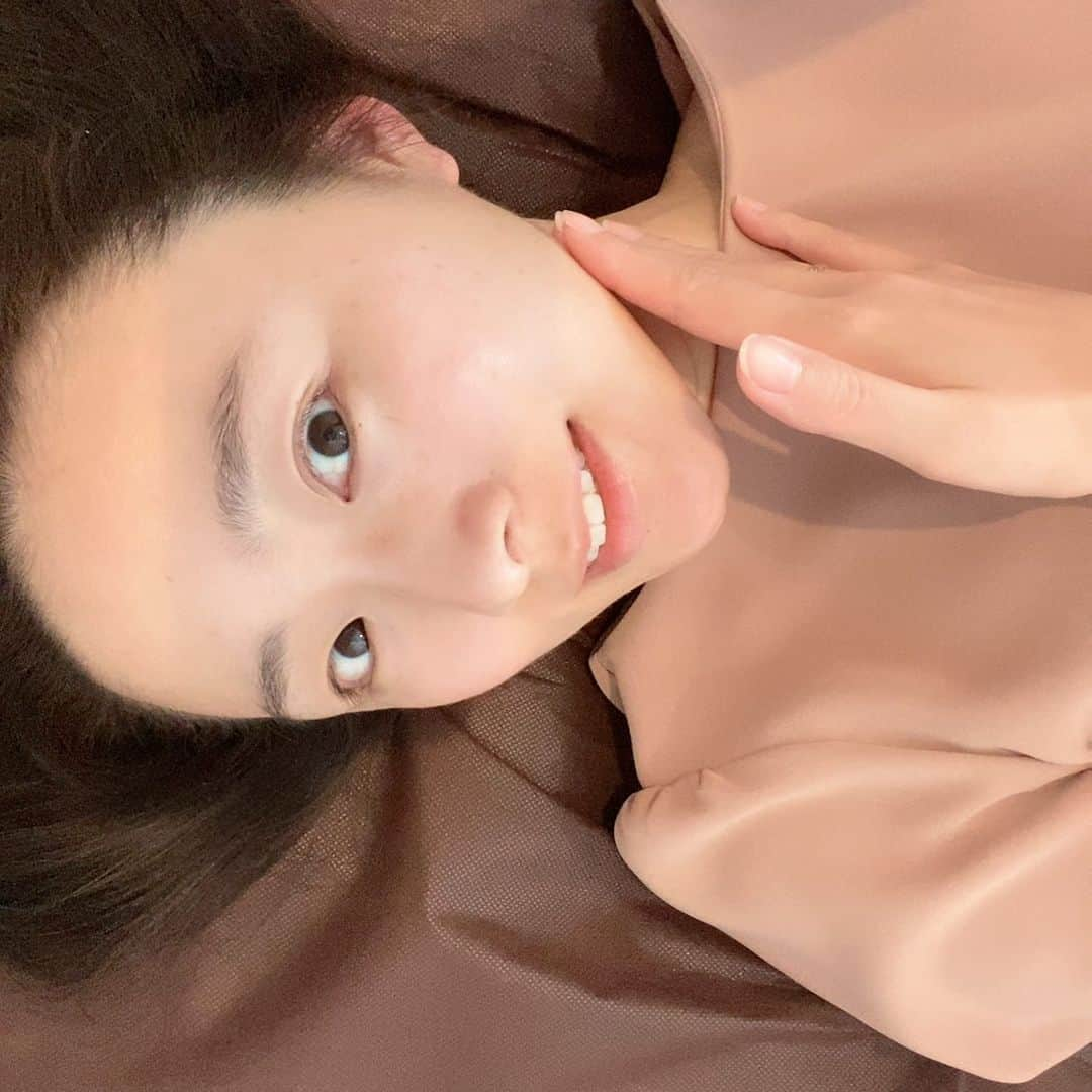 今井美穂さんのインスタグラム写真 - (今井美穂Instagram)「国産漢方ハーブピーリングのお店﻿ BE&REがオープン😆㊗  @be_re1117 ️﻿ ﻿ 独自のハーブ成分がお肌に刺さり活性化✨﻿ 代謝を高めターンオーバーを正常に😊﻿ ﻿ 毛穴、ニキビ、シミ、たるみ、乾燥などに﻿ 【ホワイトハーブピーリング】🌿﻿ というのを体験してみたのですが、、、﻿ ﻿ 刺さると言っても全く痛くありません♪﻿ フェイシャルマッサージも気持ちよくて﻿ 寝てしまいそうになりました😁﻿ ﻿ 1時間ちょいの施術で、﻿ 驚いたのはかなり小顔効果も実感しました✨﻿ ﻿ フェイスラインや目元のスッキリ感に﻿ 法令線が薄くなったような感覚は感動でした😍﻿ ﻿ 施術後からどんどんお肌が生まれ変わりますよ！とのことでこれから楽しみ💓﻿ ﻿ 施術の工程﻿ 詳しくはブログにもアップしました😊﻿ ﻿ お肌のお悩みをお持ちの方にはおすすめです♪﻿ ﻿ ﻿ ﻿ #ブログ更新しました﻿ #インスタトップのリンクから﻿ #newopen﻿ #新潟市エステ﻿ #フェイシャル﻿ #ハーブピーリング﻿ #肌質改善﻿ #小顔効果﻿ #男性OK﻿ #BE&RE﻿ #ビーアンドリー」11月17日 22時47分 - imaimiho1209