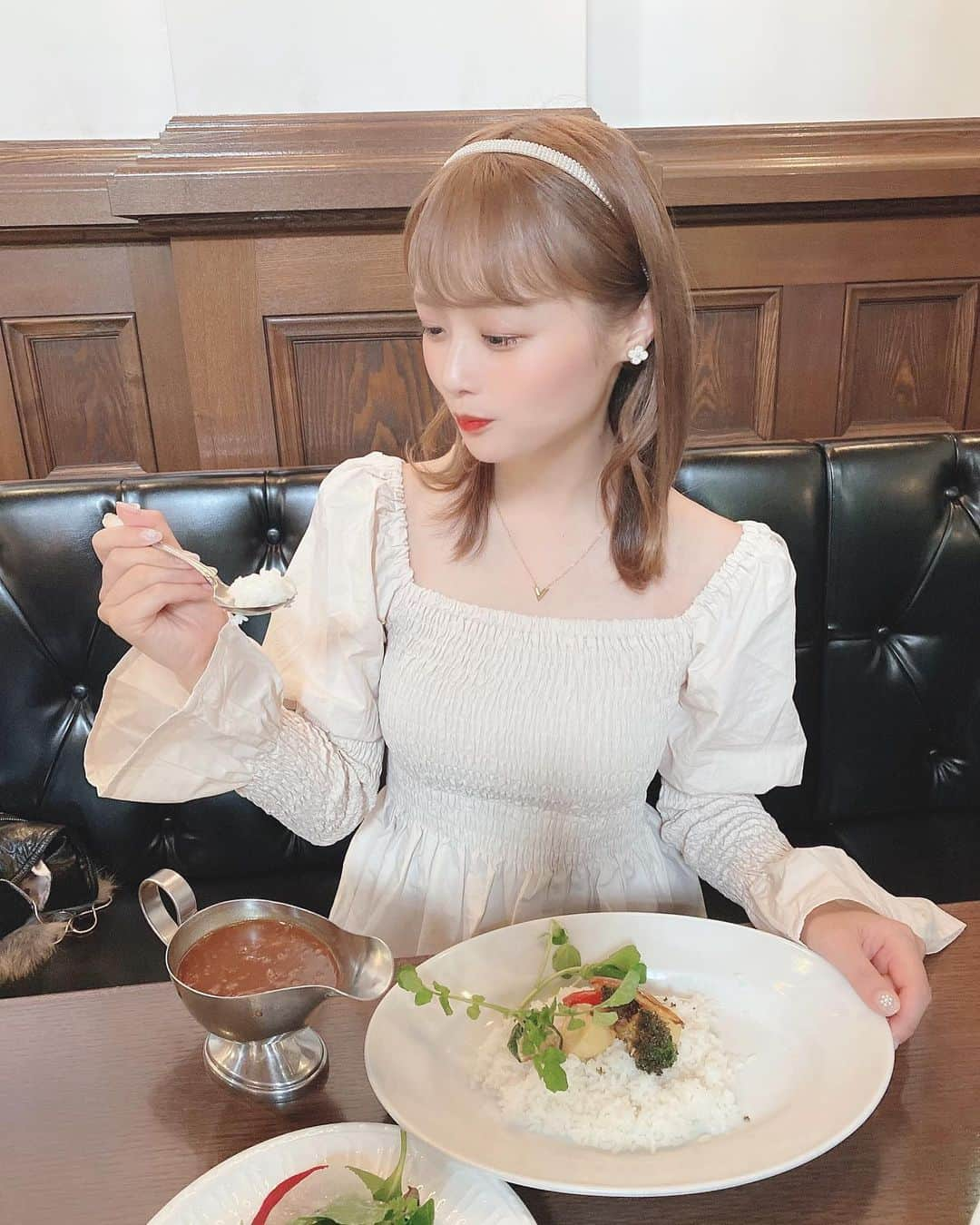 計良日向子（ひなひ）さんのインスタグラム写真 - (計良日向子（ひなひ）Instagram)「. .   丸の内でランチ(*´ω｀*)🍴💗 #cafe1894 . 美味しいハヤシライス食べたよ♡ 美味しかった〜🤤 . . . 👗トップス　@inframince_official @larmemagazine . 👗スカート　@gu_for_all_ @gu_global . 👜バッグ　@iradowl_official . 👢ブーツ　@gu_for_all_ . 👒キャスケット　@emiriawiz_official . . . . #丸の内 #丸の内ランチ #丸の内カフェ #丸の内グルメ #cafe1894 #tiffany #ティファニー #東京カフェ #東京グルメ #カフェ巡り #私服 #コーディネート #inframince #アンフラマンス #larme #larmemagazine #gu #guコーデ #ジーユー #ジーユー購入品 #ジーユーコーデ #コーデュロイミニスカート #ロングブーツ #emiriawiz」11月17日 22時48分 - kerahinako1105