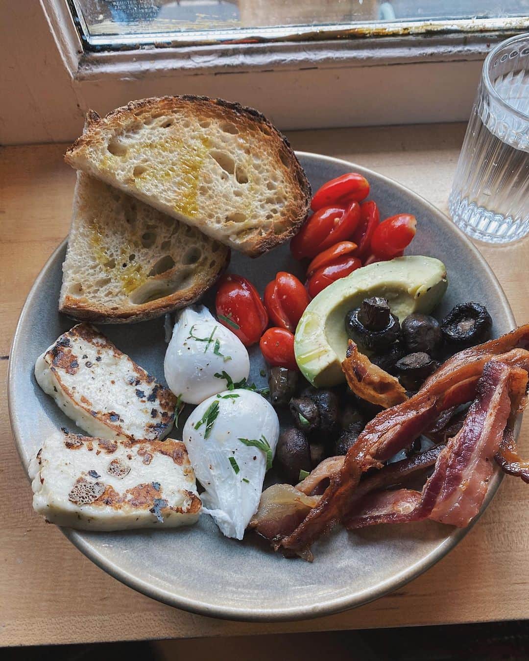 のインスタグラム：「🥑🥥🌶🥒🍅🍍🍓🍑🍞🧅 このニューヨークのプレートが好き。 音楽を聴きながらいろんな味がして、次の場所に行くところを考えて1日がワクワクするようなそんなパワーがあるよ🍳  . #1117」