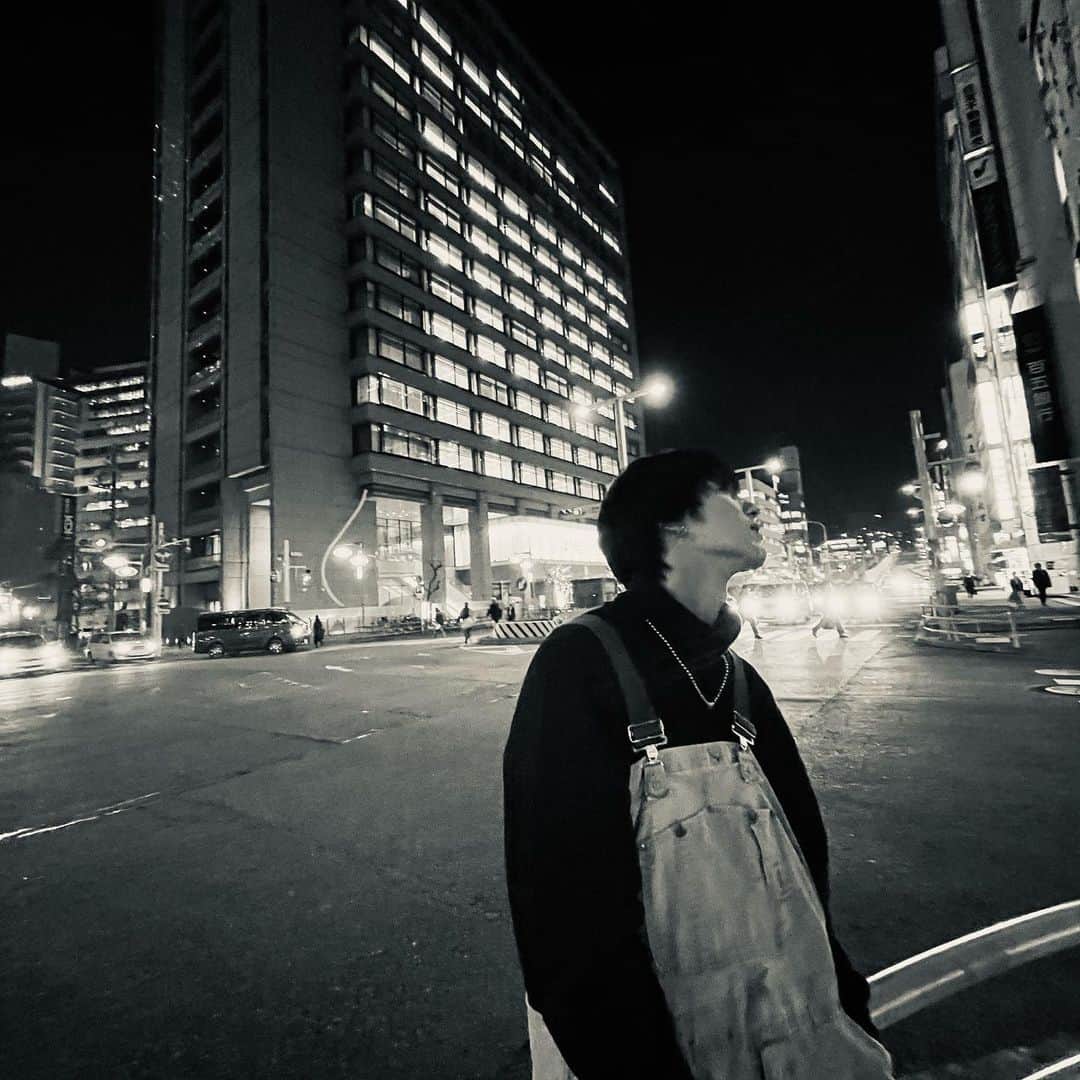 阿部周平のインスタグラム：「夜  #オーバーオール #carhartt #古着 #ブラウン」