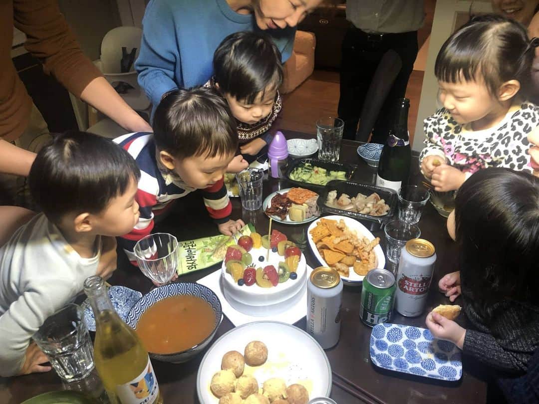 ミン・ヨンウォンのインスタグラム：「조동~~사랑둥이들~🧡💛💚💙💜 . 언제 이렇게 컸니 진짜 ㅎㅎㅎㅎㅎ 개인기들이 더 늘어나서 그저 신기 🥰🥰🥰 . 다 다른 매력 아가들 & 부모님들 . 너무 감사한 모임 (바다네도 마음으로 함께했어요!) . 2차까지  고고~!! . 내 룸메이트 민서가 요즘 7시에 꼬박 꼬박 기상해주는  압박을 못이겨서 조기 퇴근. . 맘 놓고 마시는 날이 올까??? . 못마셔도 좋다 ㅎ . 지금은  민서가 있어서 뭘 해도 다 좋은 때  . 아가들 모두 건강하게 무럭무럭 커주길🙏🙏🙏 . . . . . #조동모임 #세인트파크 #20갤아기 #먹방 #푸드파이터#먹방요정  #사랑해  #육아일기 #신혼일기 #육아맘 #육아소통 #일상 #소통 #맞팔 #데일리 #황금돼지띠아들 #오오티디  #베이비스타그램  #babyboy」