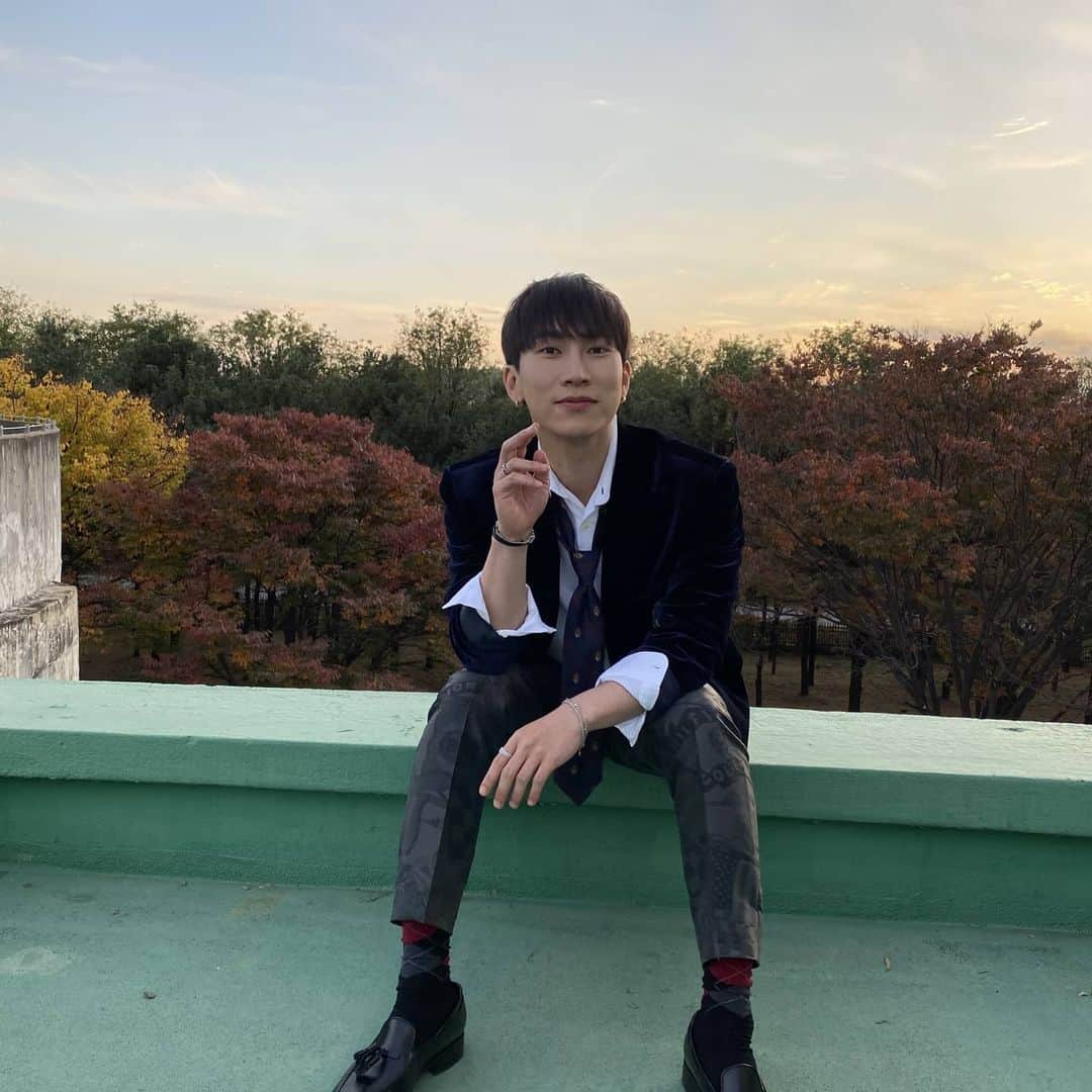 ウングァンさんのインスタグラム写真 - (ウングァンInstagram)「🎁」11月17日 23時04分 - btob_silver_light