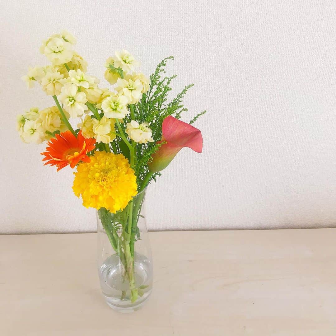 のインスタグラム：「* 💐🌼🧡  #お花のある暮らし  #花のある暮らし  #花のある生活  #お花好き  #お花が大好き  #生花 #切り花  #お花が長持ちしますように  #ななばな」