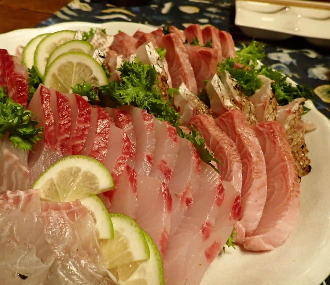 小林希さんのインスタグラム写真 - (小林希Instagram)「壱岐でお世話になったゲストハウス みなとや。 古民家をリノベした趣のある とってもアットホームなところ。 ご夫妻の作った（食材も！） ワールドワイドな味付けのご飯が ほんっとに美味しかった✨ ご主人の趣味（もはやプロ）である 釣りで獲った魚料理も島旅ならでは✨ ご飯は宿泊者もスタッフもみんなで いっしょに、食べて、呑んで。 大好きな加計呂麻島の宿みたいで 楽しかったなー。  また絶対行くぞ🤗  #壱岐島 #対馬 #長崎県 #離島 #島旅 #取材 #国内旅行#みなとやゲストハウス #ゲストハウス壱岐島」11月17日 22時58分 - nozokoneko