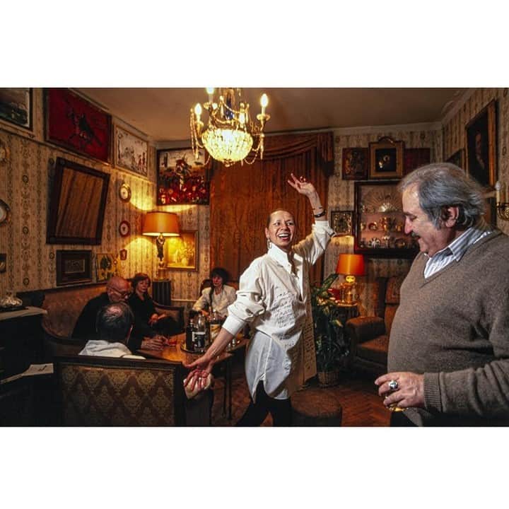 Gerd Ludwigのインスタグラム：「Reviving the salon tradition of 19th century Imperial Russia, poets gather at the home of collectors Igor and Galya O. to recite their works. The hostess proudly shows off her gift—a shirt with handwritten poetry by the participants including Igor Kholin, Konstantin Khedrov, Elena Katsuba and “Esthet” editor Genrikh Sapgir.  A few images from my Moscow exhibition at @fotofestivalbaden are included in an opening at the Zoya Gallery in Bratislava, Slovakia. The exhibit features an excerpt of images from Festival La Gacilly-Baden 2020. It runs from November 16, through December 16, 2020. The image featured above is displayed on the gallery’s promotional poster.  @thephotosociety #moscow #bratislava #zoyagallery」
