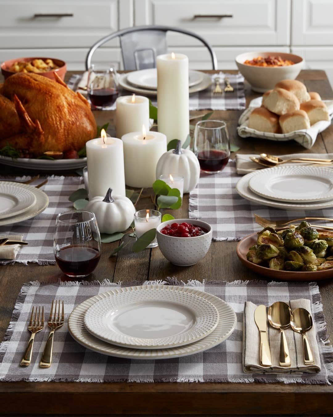 Wal-Mart Stores, Incのインスタグラム：「From the first dishes passed around to the very last slices of 🥧, enjoy every moment gathered around the table. Tap to shop #WalmartHome. 🤗」