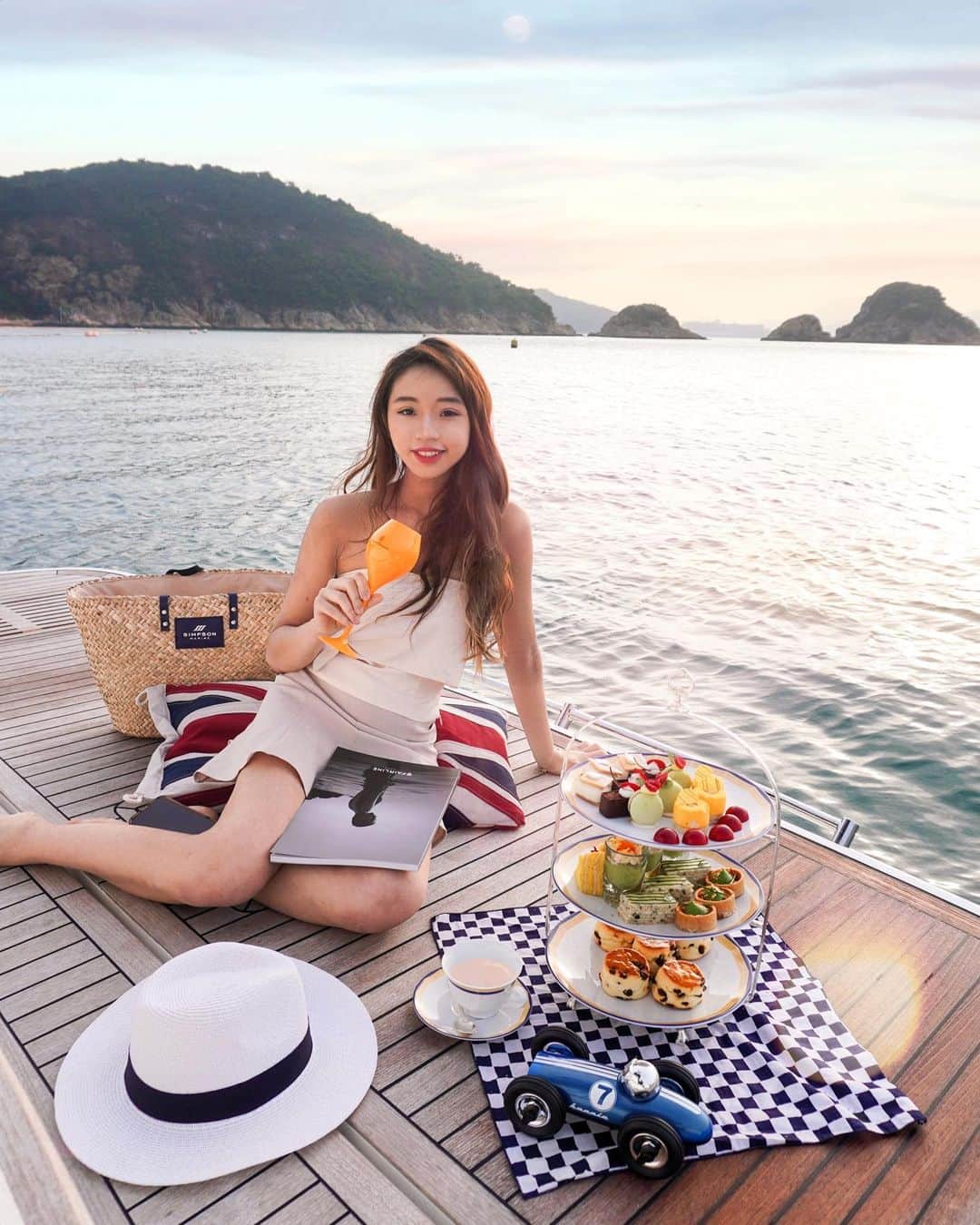 Moanna S.さんのインスタグラム写真 - (Moanna S.Instagram)「Perfect sunset with bubbly🥂 🌊 on Riviera of the Orient @fairlineyachts- Fairline ‪SQ50‬⠀ ⠀ Handcrafted in England, Italian styled & designed, British engineered and built. ⠀ #SpiritOfAdventure⠀ @fairlineyachts⠀ #Fairline #FairlineYachts⠀ @simpsonmarine #simpsonmarine⠀ #peninsulahongkong ⠀ #veuveclicquot」11月17日 23時07分 - moannaxdessire