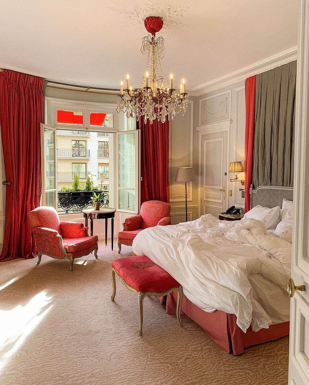 BEAUTIFUL HOTELSさんのインスタグラム写真 - (BEAUTIFUL HOTELSInstagram)「Taking Paris in a fashionable storm! 🇫🇷 Hôtel Plaza Athénée's scenic location lets you wake up to views of the Eiffel Tower and shop to the best fashion houses, a short 5-minute walk away. 👜  Guests can get a spectacular dining experience with the hotel's restaurants, supervised by Michelin Star chef Alain Ducasse, a feast that's hard to miss!  Do you recognize @plaza_athenee from Sex and The City and The Devil Wears Prada?🎞   📸 @gypseetravel 📍 @plaza_athenee, Paris, France」11月17日 23時08分 - beautifulhotels