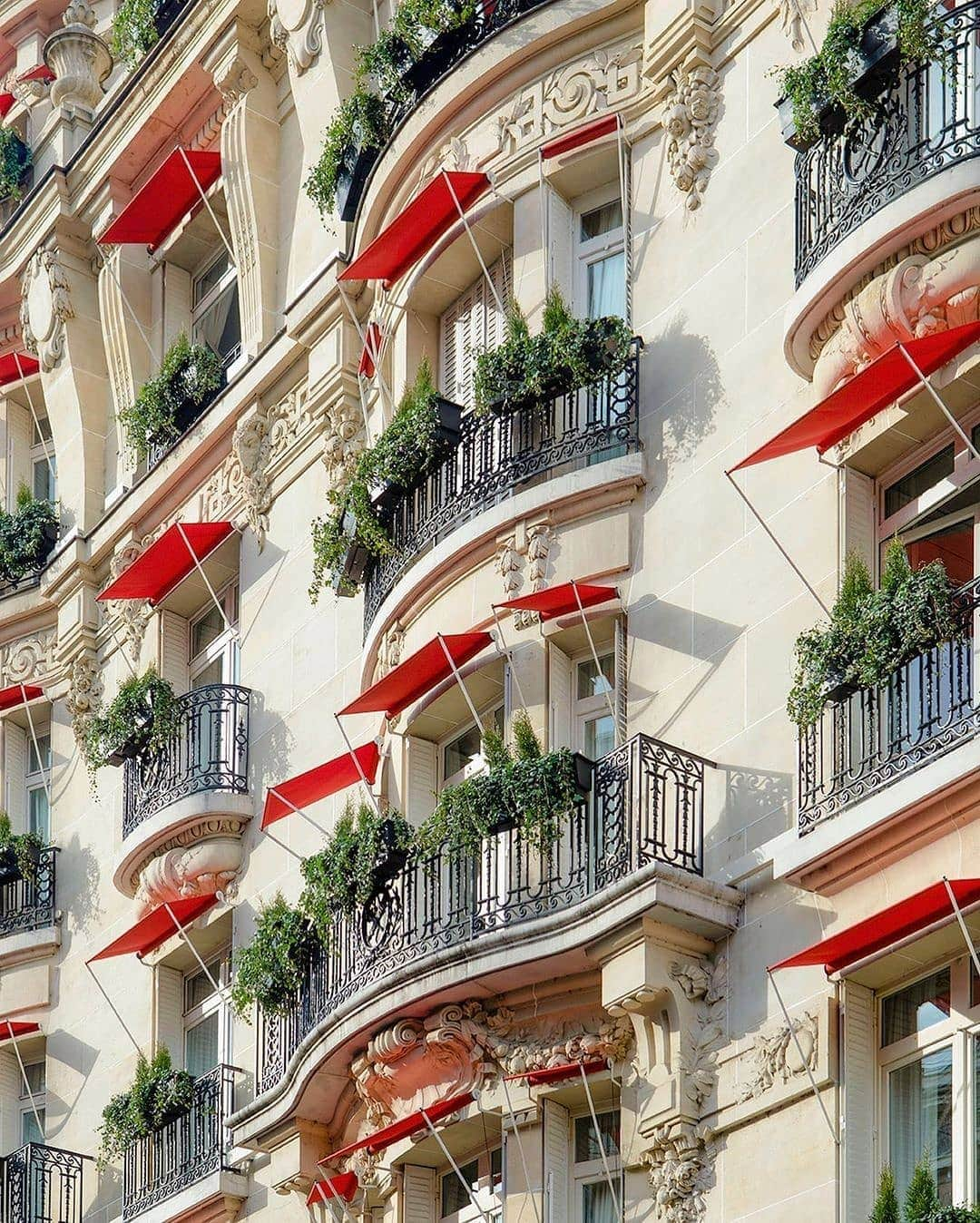 BEAUTIFUL HOTELSさんのインスタグラム写真 - (BEAUTIFUL HOTELSInstagram)「Taking Paris in a fashionable storm! 🇫🇷 Hôtel Plaza Athénée's scenic location lets you wake up to views of the Eiffel Tower and shop to the best fashion houses, a short 5-minute walk away. 👜  Guests can get a spectacular dining experience with the hotel's restaurants, supervised by Michelin Star chef Alain Ducasse, a feast that's hard to miss!  Do you recognize @plaza_athenee from Sex and The City and The Devil Wears Prada?🎞   📸 @gypseetravel 📍 @plaza_athenee, Paris, France」11月17日 23時08分 - beautifulhotels