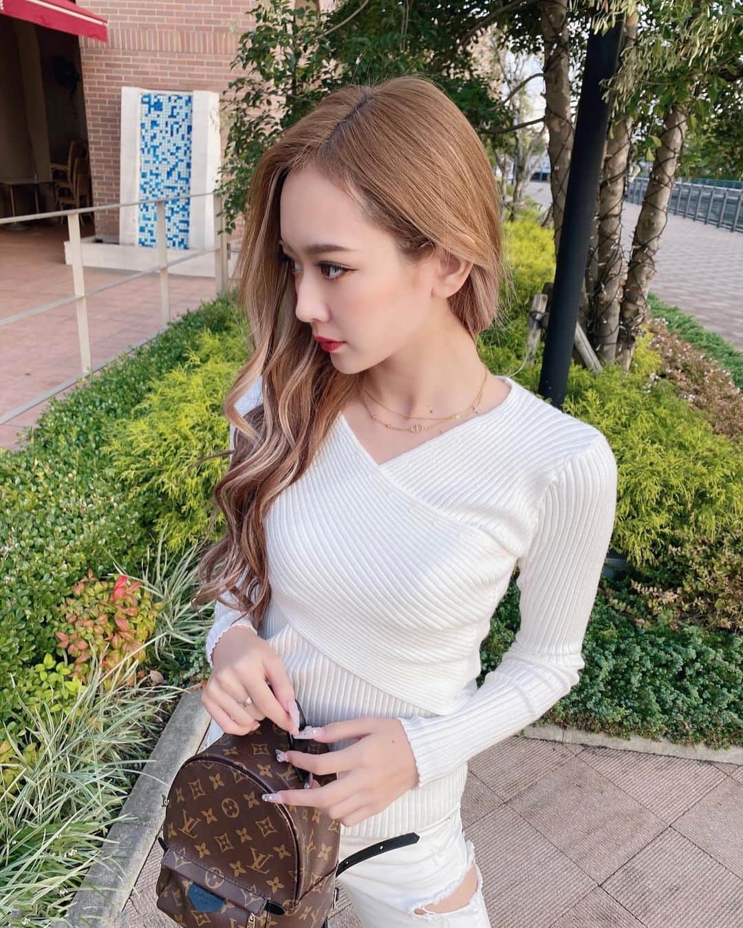 田村月光（ツッキー）のインスタグラム：「. だいぶ前のだけど💋 ・ ・ ・ 何着ようか悩んだ時はいつもコレ😄（笑） ・ ・ いつもピアスするの忘れちゃう(,,꒪꒫꒪,,) ・ ・ #ツキクローゼット 🤍🤍 @vered.official  ・ ・ みんなの要望に応えてポーチも発売してるからサイト見て見てね〜❤️」