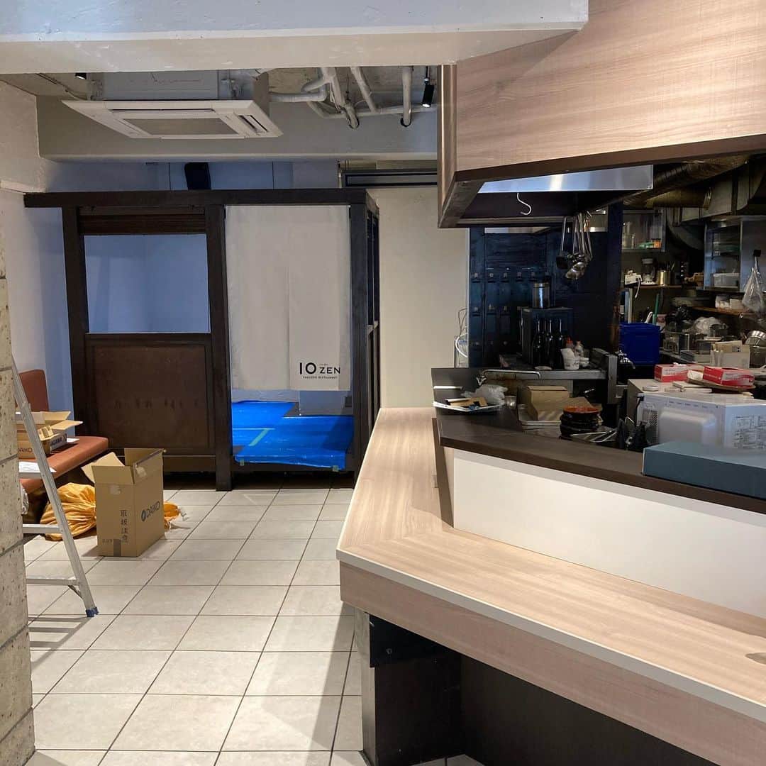 淡路島の恵み トラットリアドーニさんのインスタグラム写真 - (淡路島の恵み トラットリアドーニInstagram)「こんばんは、  10ＺＥＮ渋谷店です。 残り8日でオープンとなりわくわくがとまりません。  本日はランチのメニューのご紹介をさせていただきます！  品川店での人気メニューをもとに紹介いたします。 NO.1　スペシャルランチセット　 サラダバー付き！　他スープ、カレー3種類の中から1つ選べます！ NO.2　スープランチ　デトックス NO.3  薬膳カレー　チキン  NO.1人気のスペシャルランチセットのご紹介です。 金額は選んだスープの金額で異なります。 セット内容 ・サラダバー ・薬膳スープ 3種類の中からおひとつ選んでください ベジタブルスープ（1,550円）、美養スープ（1,900円）、デトックススープ（1,900円） ・薬膳カレー 3種類の中からおひとつ選んでください ベジタブル、チキン、ポーク ・玄米 ・漢茶ゼリー ＃薬膳＃薬膳料理＃薬膳カレー＃薬膳スープ＃薬膳ランチ＃薬膳鍋＃薬膳酒＃美肌になりたい＃美肌効果＃美容好きな人とつながりたい ＃美容マニア＃健康ごはん＃健康第一＃健康志向＃免疫力アップ＃渋谷＃渋谷ランチ＃渋谷ディナー」11月17日 23時09分 - 10zen_shibuyaten