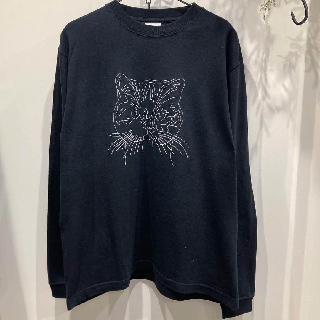 外山輝信のインスタグラム：「またまた @plainclothes_shifuku さんがやってくれました… どんこT第二弾… 正気か… 今度は長袖… 季節外れ… いや待てよ… なんだか暖かいからギリOKか… それにしても… #クオリティあげてきたな #わかる奴にだけわかればいい #いるよね 売上の一部は保護猫活動に寄付されます。詳しくはシフクさんのところで！オンラインもいいですけど、ヤベー店（いい意味で）なので、行ける人はぜひ店頭で。あー、でも+Jみたいになっちゃうか。困っちゃうなー。 あと最後に来年はUNIQLO Dか+Dが出ます #どストライクの嘘」