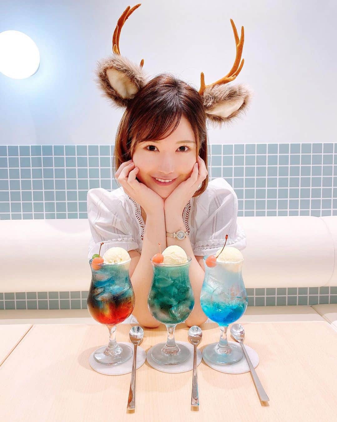 熊乃あいのインスタグラム：「旅する喫茶 奈良編3日間終了しました🍒🍛 ． 次回はどこに旅するのか楽しみです✨ 皆さんの街にも訪れる日は近いはず！  ＿＿＿＿＿＿＿＿＿＿＿＿＿＿＿＿＿  #旅する喫茶#旅する喫茶奈良#お天気パーラー#変なホテル奈良#ならまちカフェ #ならまち #奈良 #奈良旅 #大人時間 #奈良観光 #クリームソーダ職人  #カフェさんぽ #カフェ活 #大人旅 #カフェスタグラム #けものん #鹿カチューシャ #naracafe #japanesefood  #naratrip #foodography」