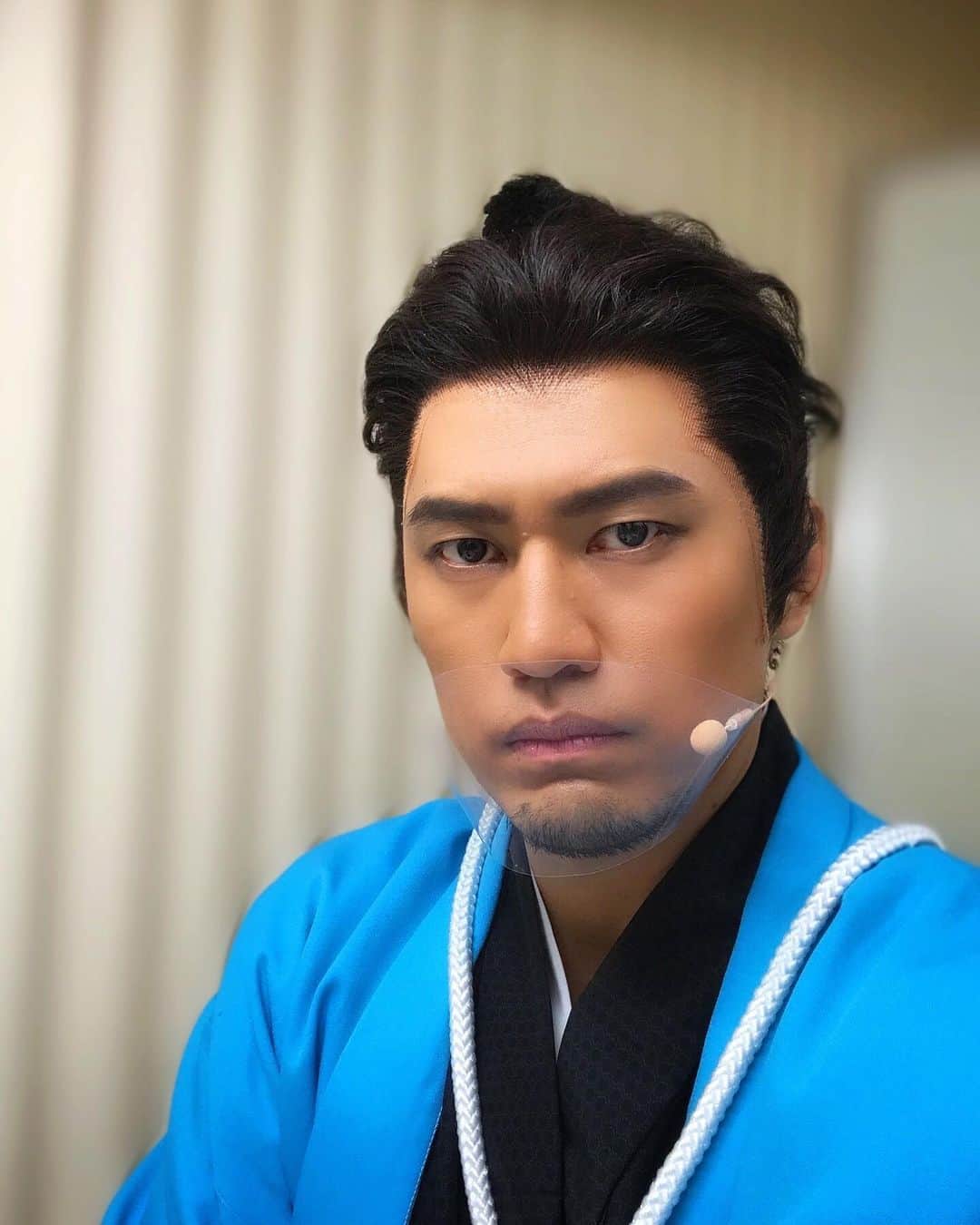小柳心のインスタグラム：「本日1公演、ご来場ご視聴誠にありがとうございました。  客席の「浅葱色の海」を見ると、昂ぶる反面、どこか落ち着くところがあって、不思議な気持ちになるものです。  日々発見し、成長させていただいています。明日もまた、劇場でお会いしましょう。  #刀ミュ #幕末天狼傳 #新撰組 #近藤勇」