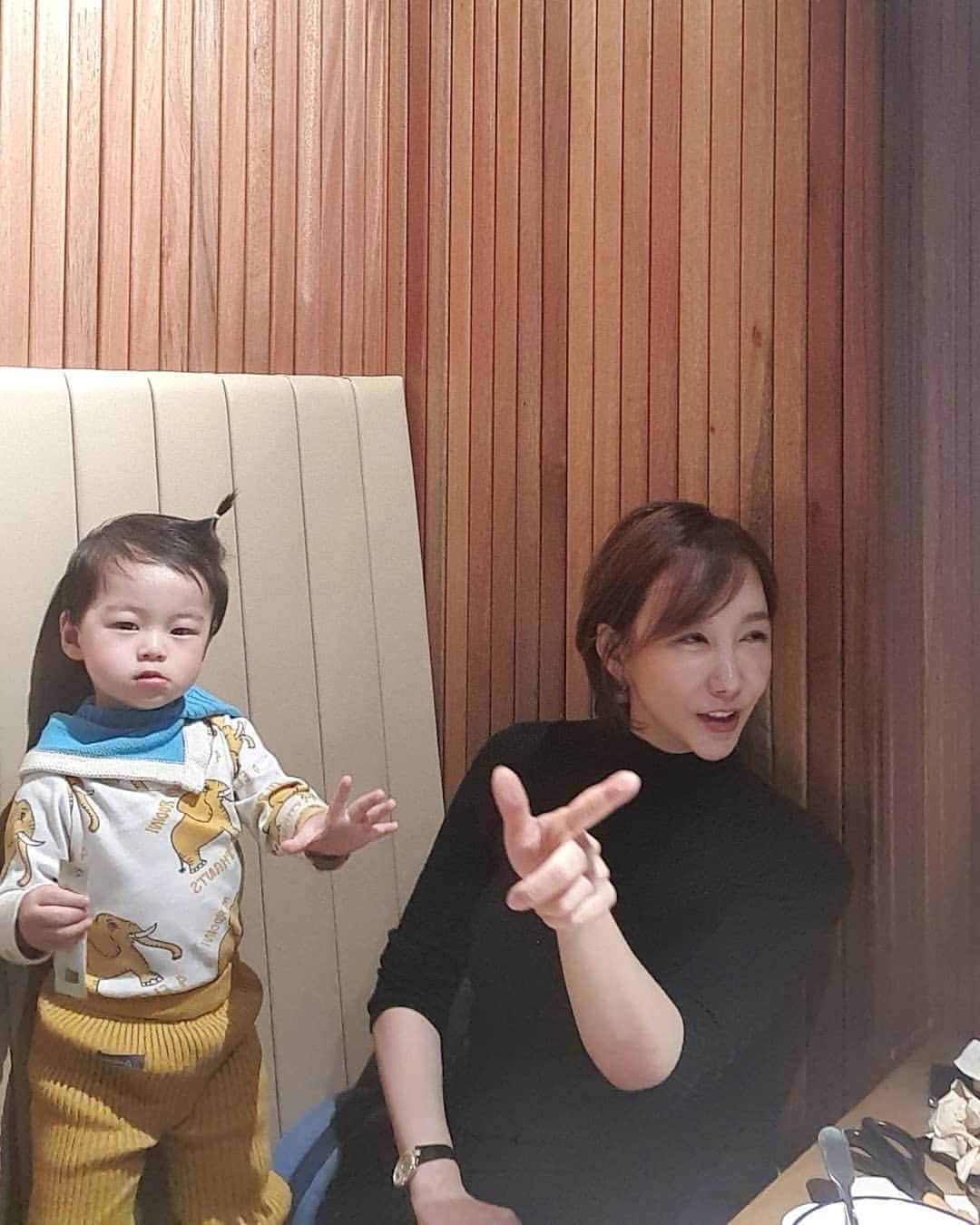 ミン・ヨンウォンのインスタグラム：「이모들의 사랑 듬뿍🥰🥰🥰 애교쟁이💋💋💋  세련되고 따뜻한 둘  미셰르언니&지안맘 덕분에 힐링 #낮와인 #낮수르🍾🍷🍷🥂  . . 요즘 이모 바꾸느라..면접 보느라..서울 올라오느라.. 독박 육아하랴..진짜 체력고갈.. 제 머리를 보면 제가 얼마나 힘든지가 느껴져요 ㅎㅎㅎ . . 갑자기 서울 며칠 있을꺼예요~~ 보고싶은 사람 넘 많아요~~~그치만  체력 저하로 하늘이 종종 하얗게 되고 입안이 헐어서  열정만으로는 안된다는것을 느끼고있답니다 . . 서울공기는 미세먼지로 가득해서 목이  따끔따끔 하지만 그래도 좋아요 ㅋ . . . . . . . 민서의 옷  존경하는 #장영남 선배님의 선물 🎁 감사드려요💕😘😍😚대대손손물려줘야지 ㅋ  #20갤아기 #서울댁 #먹방 #푸드파이터#먹방요정  #사랑해  #육아일기 #신혼일기 #육아맘 #육아소통 #일상 #소통 #맞팔 #데일리 #황금돼지띠아들 #오오티디  #베이비스타그램  #babyboy」