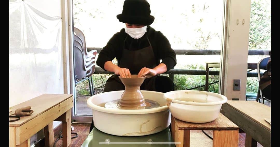 のインスタグラム：「今回のLUNAチャンネルは!?名作ゴーストに憧れを持ち続け、遂に「陶芸」に初体験！. やはり、あんなロマンチックには終われない..... 一部始終を堪能あれ😳. @kitakaru_tougei さんは、電動ロクロから手びねりまでお好みの陶芸を、お手頃価格で初心者でも可愛い陶器が作れるので、是非参考にしてみてください！！ . 今の時代だからこそ無心が必要😑. . #陶芸女子  #無心 #陶芸動画  #陶芸入門」