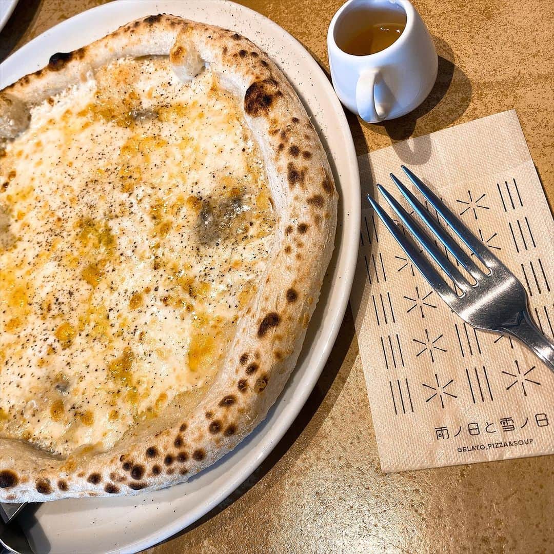 北出彩のインスタグラム：「チーズって美味しいよね幸せの味する . . . #雨ノ日と雪ノ日 #ピザ #定山渓カフェ #cafe #カフェすきな人と繋がりたい #食べスタグラム」