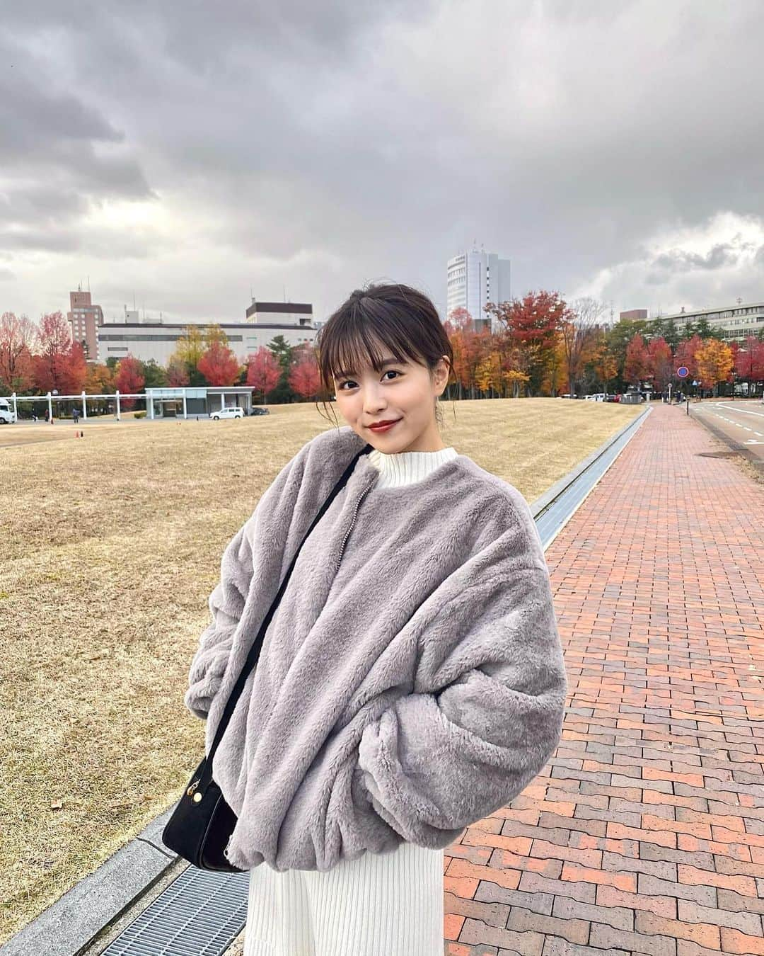 新田さちかさんのインスタグラム写真 - (新田さちかInstagram)「もこもこアウター🐏🍁  ぱっと外出る時にも着とる❤︎❤︎  そしてこの日の金沢も相変わらずの曇り🐏🍁  #モコモコ #プチプラコーデ #紅葉」11月17日 23時23分 - sachat__official