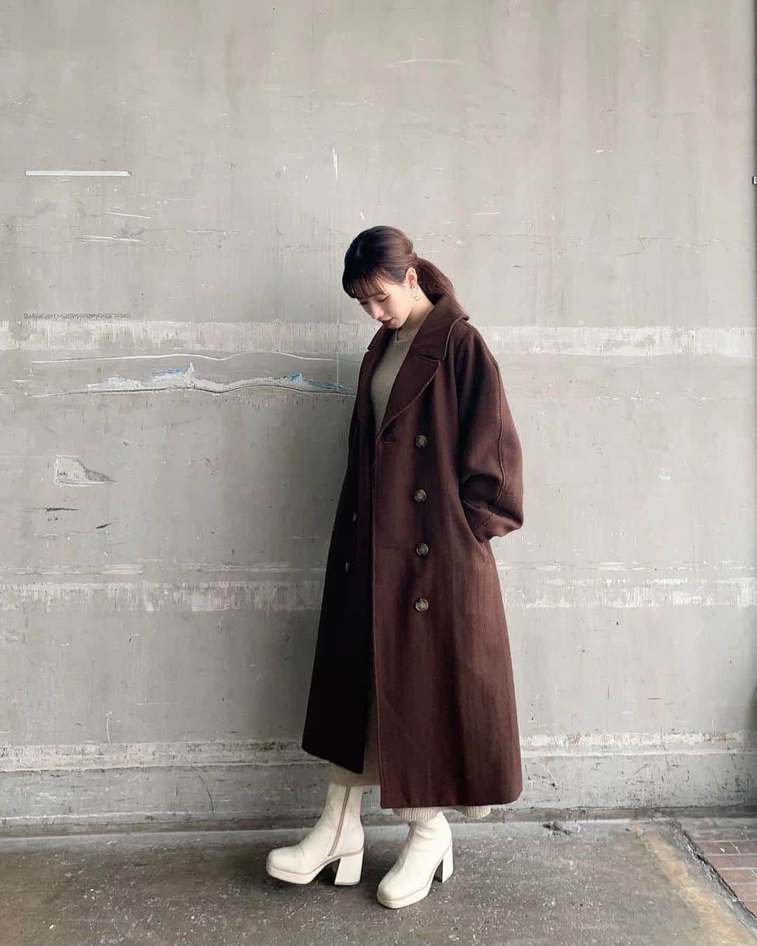 上地雅弥 MURUAのインスタグラム：「今日のインスタライブの冒頭でご紹介した#ヘリンボーンダブルコート 🧥 皆様冬支度はお済みでしょうか💁‍♀️ 29日までお得なフェアを行っていますので、是非パルコに遊びにいらしてください🥰 . 今日のインスタライブは @minami_seto のIGTVから見れるので、是非ご覧ください☺️ . . #murua #murua_official #murua_by_staff」