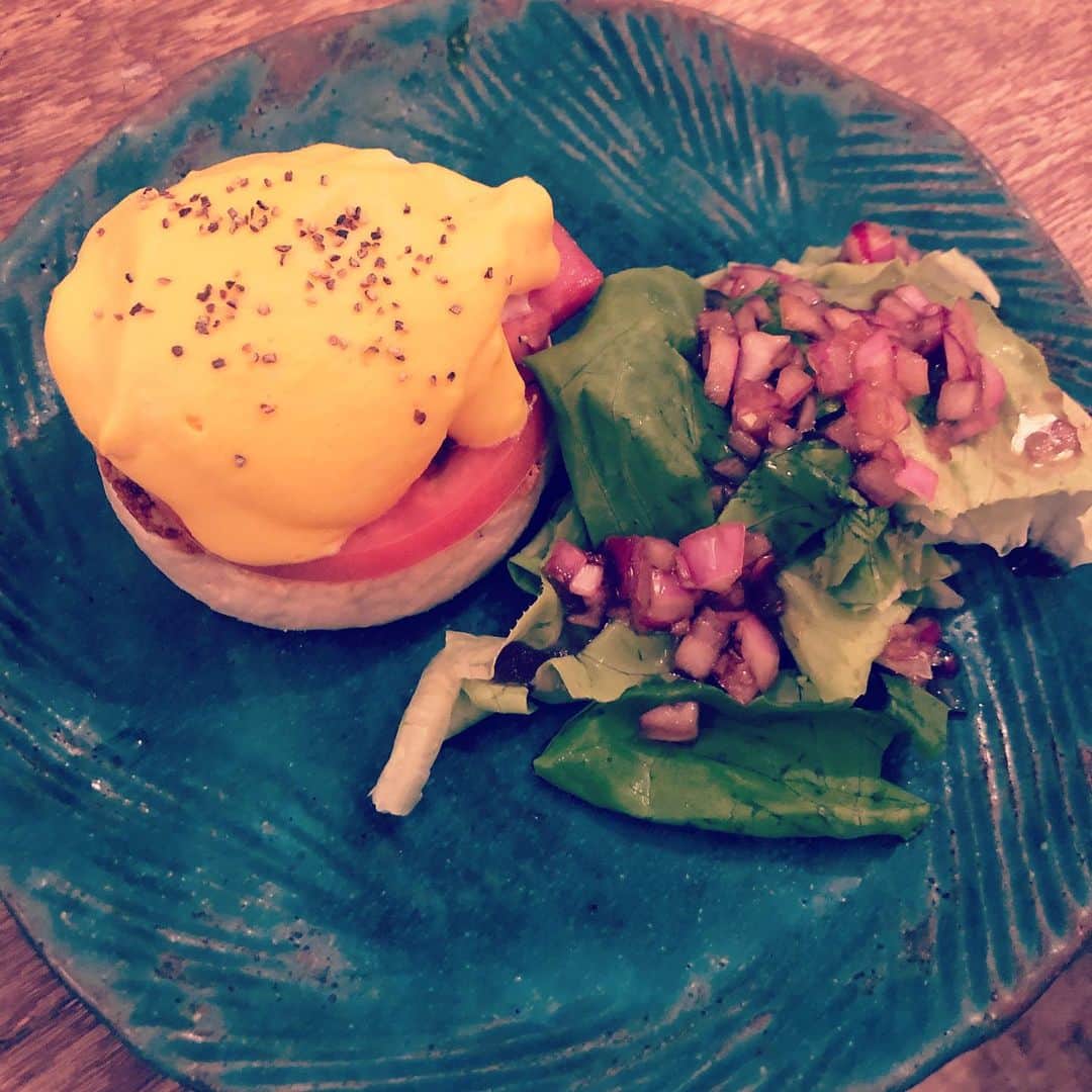 島袋寛子さんのインスタグラム写真 - (島袋寛子Instagram)「– 『おれのパンケーキとおれのエッグベネディクト』  だそうですw ハトコクン作。 写真のアングルご指示もありましたw とーっっっても美味しかったー👏👏👏 赤ちゃんだったのに😭 ありがとう♡ ごちそうさまでした！」11月17日 23時27分 - hiroko.shimabukuro
