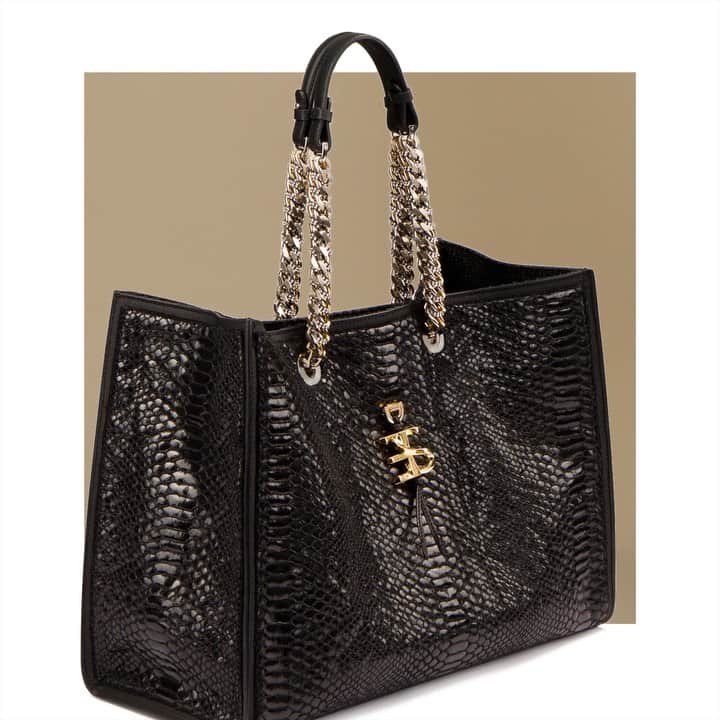 のインスタグラム：「Bold accessories. Large shopper with the new special python effect lamination, jewel chain handles and logo detail from #FW2021 collection.   Shop via link in bio  . . . #ErmannoScervino #FW2021 #Bag #Accessories」