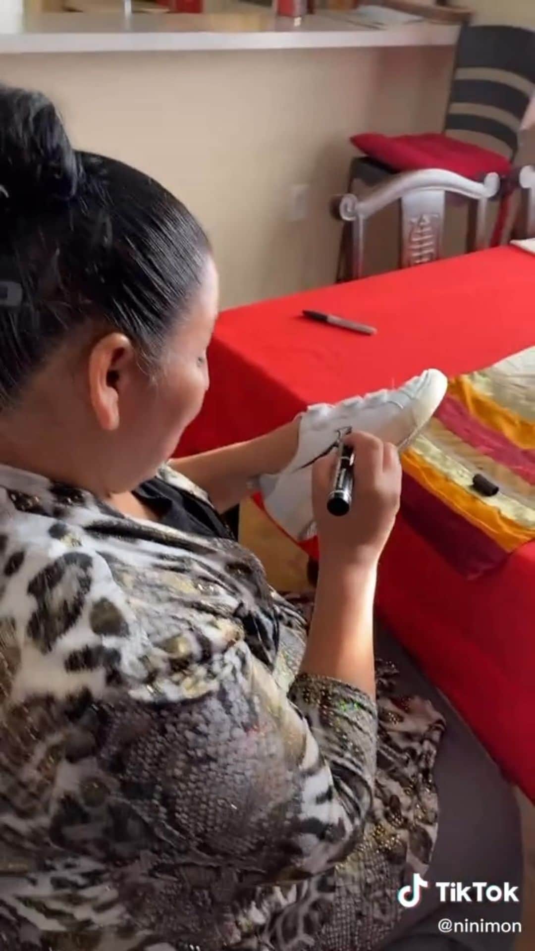 のインスタグラム：「Mom did what she had to do! 😅 🎥: @senthiaa」