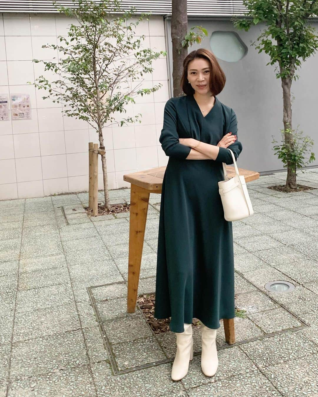 大日方久美子さんのインスタグラム写真 - (大日方久美子Instagram)「・ @s_essentials_ とのコラボワンピースが発売されました。  一つ前の投稿には動画で全色アップしました😊 ・ 個人的には着たらとても肌写りがいいなぁ！と思ったグリーン💚 足元はホワイト・ブラック・ブラウンがお勧めです。 ・ ・ #kumcloset」11月17日 23時33分 - kumi511976