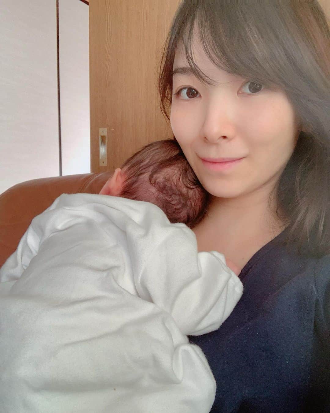 永峰絵里加のインスタグラム：「DAY 10🍼→😪♡ ・ 授乳後の脱力ぷりが愛おしい。 そして脱力してても驚きの軽さ。  ・ ・ ・ ・ #newbornbaby #after #breastfeeding  #boymom #momofboys #momoftwo  #新生児 #寝落ち #げっぷ待ち #次男」