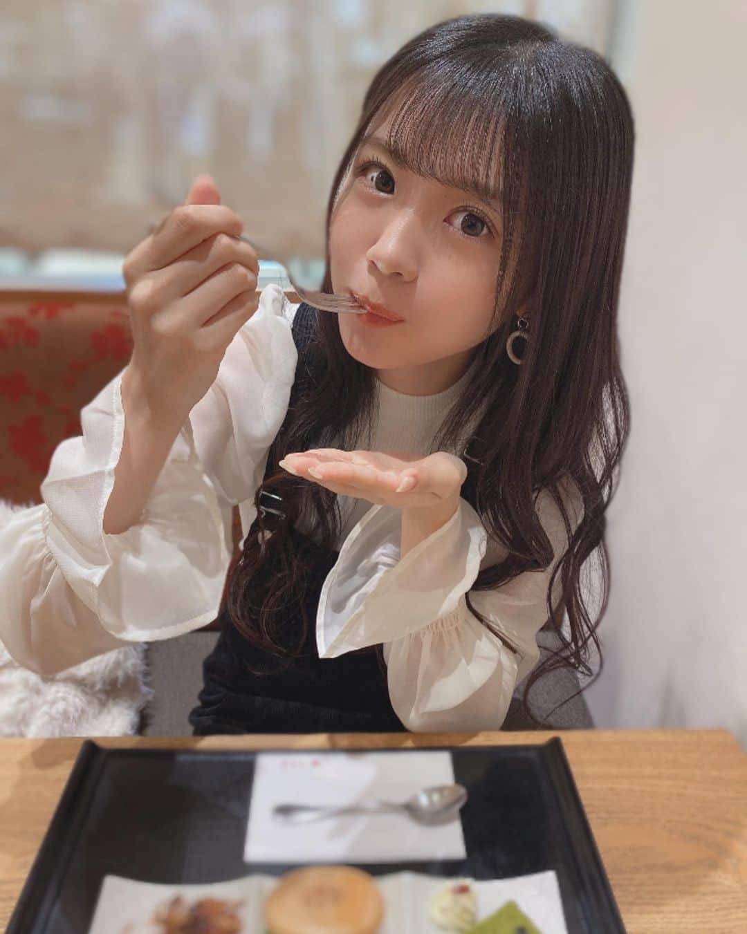 貞野遥香さんのインスタグラム写真 - (貞野遥香Instagram)「☆﻿ 抹茶尽くし…🥺🍵💓﻿ ﻿ ﻿ ﻿ ﻿ この前のお抹茶を飲んだときに食べたお菓子たち☺️✌🏻(笑)﻿ ﻿ ﻿ ﻿ ◎抹茶モナカアイス﻿ ﻿ ◎みたらし団子﻿ ﻿ ◎抹茶ケーキ﻿ ﻿ ﻿ ﻿ ﻿ どれも美味しかったなぁ〜。。﻿ ﻿ 3種類あったので、写真も盛りだくさんです🤲🏻💚💚」11月17日 23時40分 - _haruka_sadano06