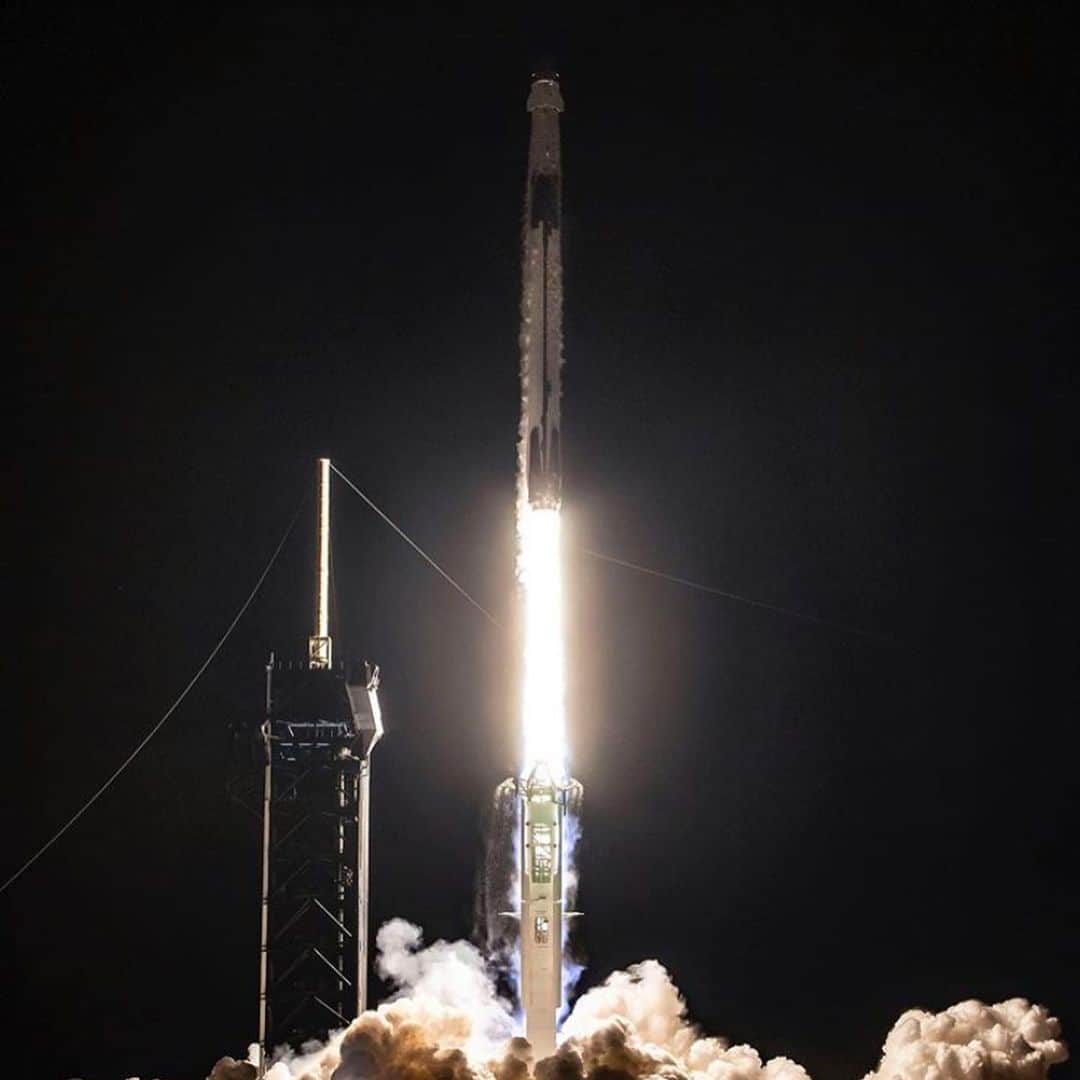 真樹麗子さんのインスタグラム写真 - (真樹麗子Instagram)「@spacex   全集中の呼吸@クルードラゴン🚀 issとドッキング成功✨🙌 野口氏、イーロンマスク氏、みんなの希望です✨  って、完全に息子の影響ですね😊  #spacex #iss#jaxa #クルードラゴン #crewdragon  #宇宙服がスタイリッシュ #野口聡一  さん #イーロンマスク #elonmusk #子供の視点の先が大きく広がる #大きな未来へ #未来を創る#希望になる #息子も抱いた夢を叶えてくれるといいな」11月17日 23時52分 - makiofficial_0718
