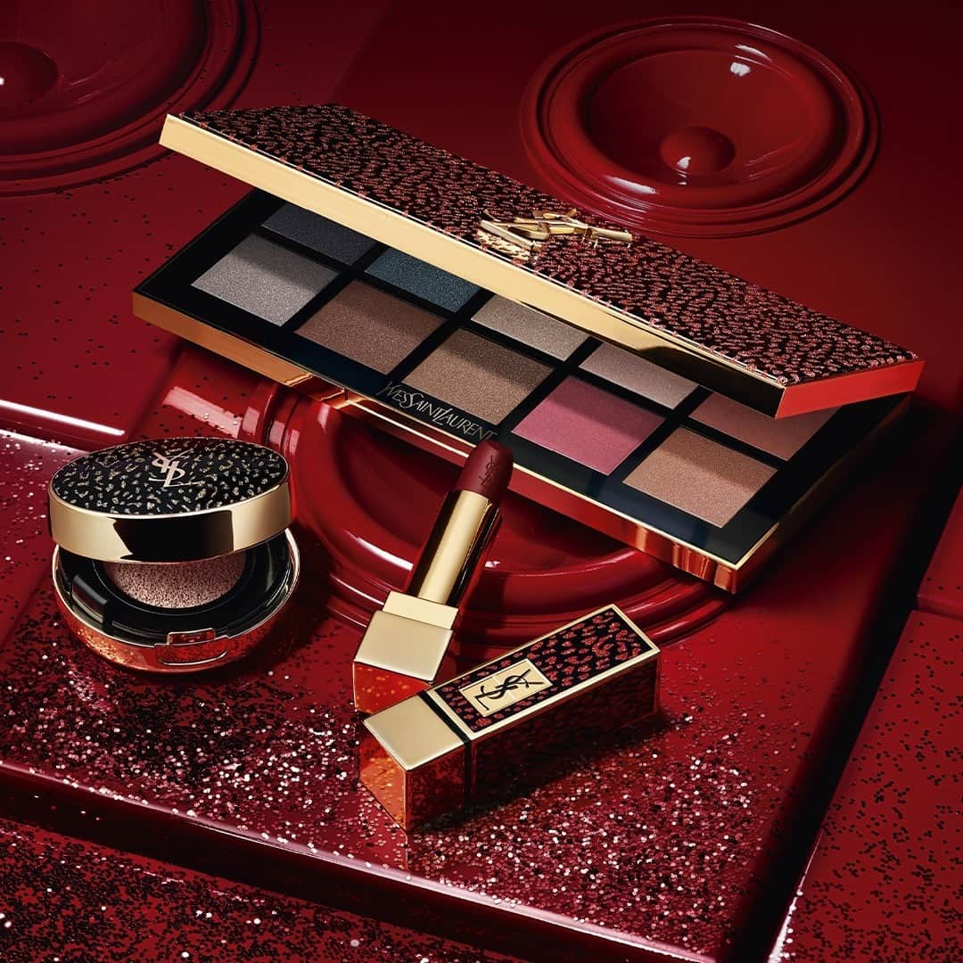 Yves Saint Laurent Beautyさんのインスタグラム写真 - (Yves Saint Laurent BeautyInstagram)「Set the holiday season on fire, with YSL Beauty's 2020 holiday makeup collection, designed by Tom Pecheux, Global Beauty director for YSL Beauty. This year, a limited edition palette is unveiled alongside the classics you crave, all wrapped in a red and black feline pattern. HOLIDAY 2020 COUTURE COLOUR CLUTCH PALETTE THE CUSHION ENCRE DE PEAU ROUGE PUR COUTURE in N°1 LE ROUGE #yslbeauty #ccc #cushion #rougepurcouture #giftwildly」11月17日 23時59分 - yslbeauty
