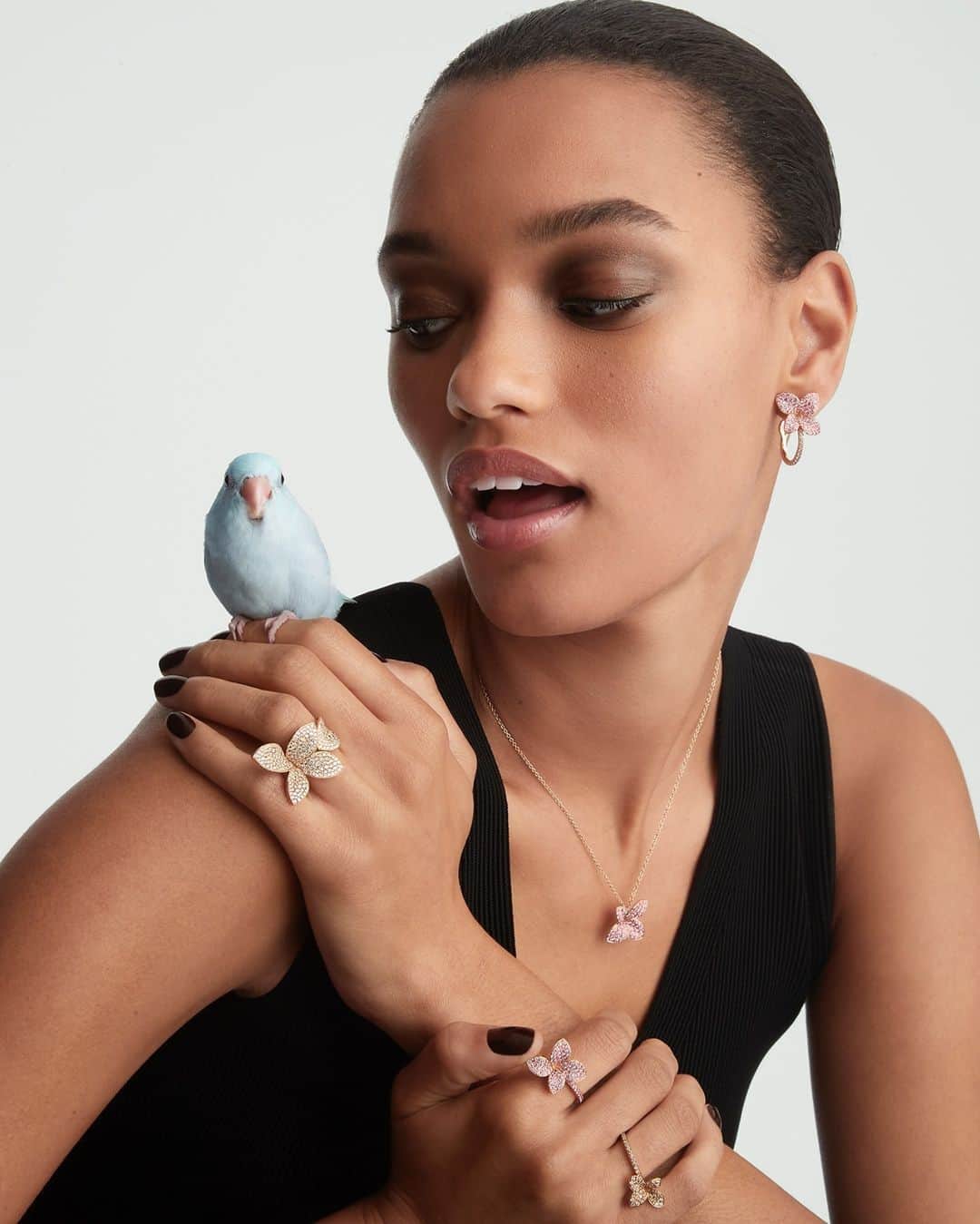 Bloomingdale'sさんのインスタグラム写真 - (Bloomingdale'sInstagram)「Gifts everyone will be tweeting about, c/o @pasqualebruni 😉✨ Tag a little birdy to give them a hint! . . . . . . #PasqualeBruni #FineJewelry #JewelryGifts #JewelryLover #DiamondRings #Bloomingdales」11月17日 23時59分 - bloomingdales