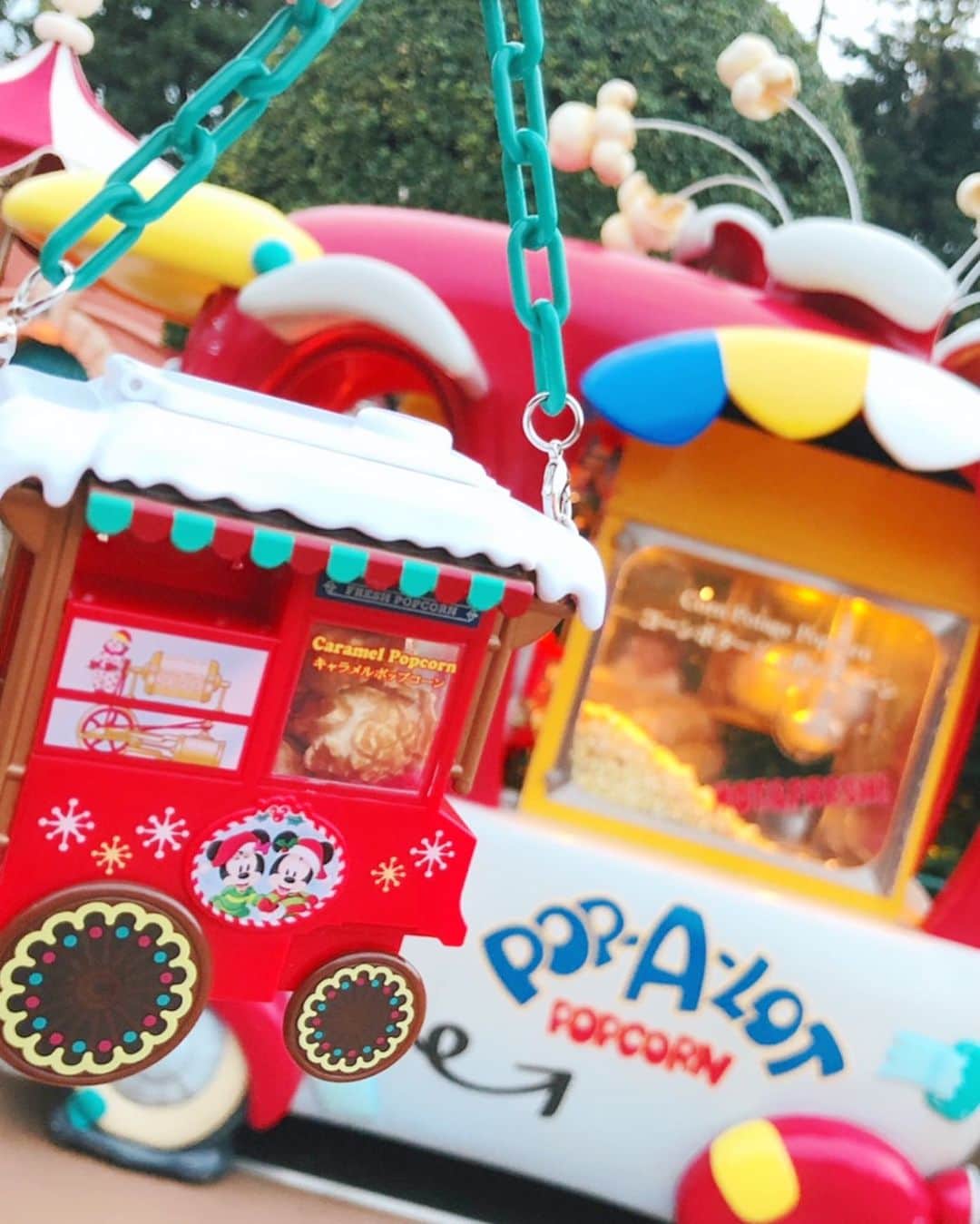 橘ゆりかのインスタグラム：「🎄🎅🍿﻿ ﻿ ﻿ ﻿ お気に入りのポップコーンワゴン風のフィギュア﻿ 実際にキャラメルポップコーン入れてみたよ🧚🏻‍♀️✨﻿ ﻿ ﻿ 今年は大きなクリスマスツリーが出てなくてかなしいけど…﻿ 野生っぽい笑！かわいすぎるチップに会えて感動した🥰﻿ ﻿ ﻿ ﻿ #ディズニーランド #橘ゆりか #ポップコーンワゴン #キャラメルポップコーン #ミニーカチューシャ #スイスファミリーツリーハウス #クイーンオブハートのバンケットホール  #ディズニークリスマス #tokyodisneyland #disneygram #tdl #tdr #christmas」