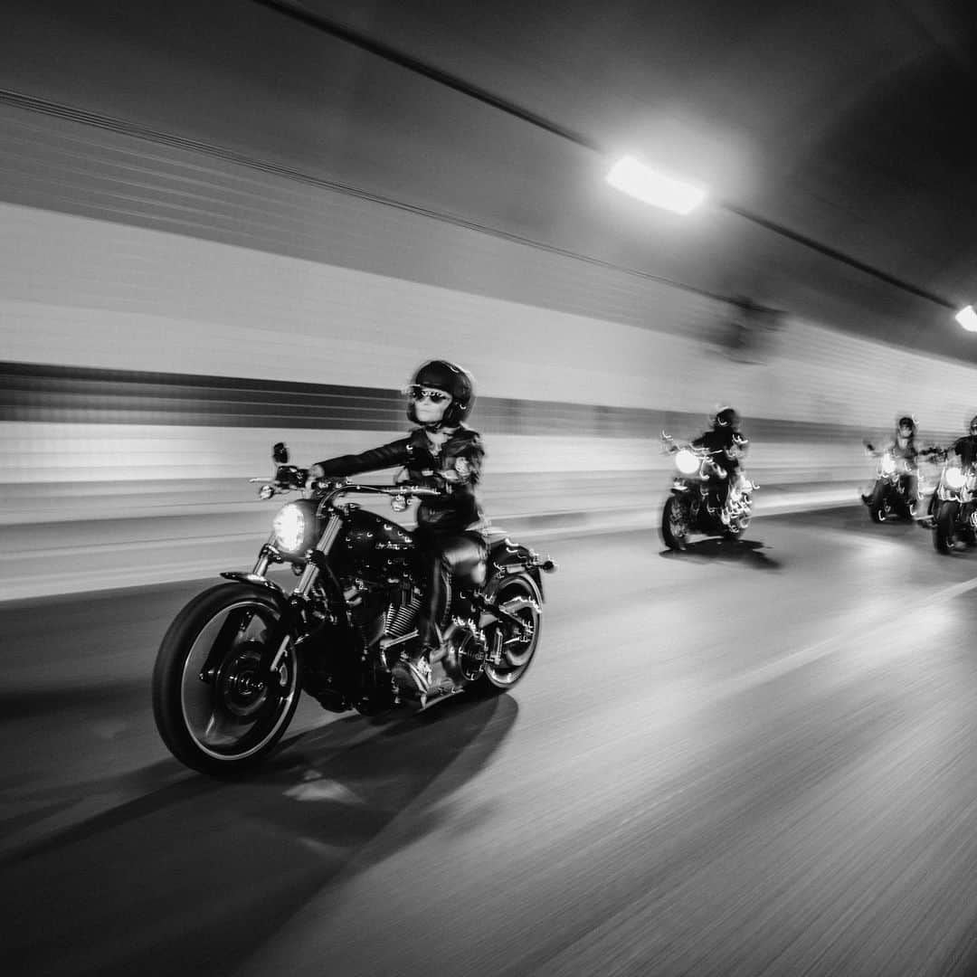 Harley-Davidson Japanさんのインスタグラム写真 - (Harley-Davidson JapanInstagram)「スリルの意義とは。#ハーレー #harley #ハーレーダビッドソン #harleydavidson #バイク #bike #オートバイ #motorcycle #ツーリング #touring #ライド #ride #道 #road #スリル #thrills #自由 #freedom」11月18日 0時07分 - harleydavidsonjapan
