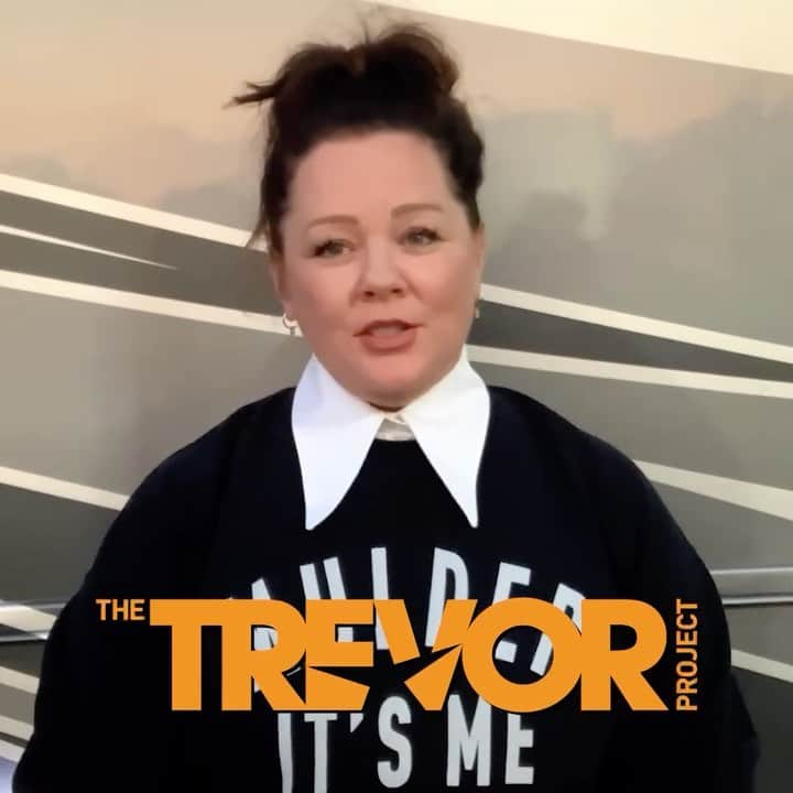 メリッサ・マッカーシーのインスタグラム：「Today is day 8 of our #20DaysOfKindness 🥳and the #SuperIntelligence family is so happy to shine the light on @trevorproject today! The Trevor Project is a national 24-hour, toll free confidential hotline that provides crisis intervention and suicide prevention services to lesbian, gay, bisexual, transgender, queer and questioning youth and their message is simple: you don’t need to go through this alone. Head over to our kindness hub at 20DaysOfKindness.com to give whatever you can to this incredible organization, remember — a little bit of love goes a long way 🏳️‍🌈🧡」