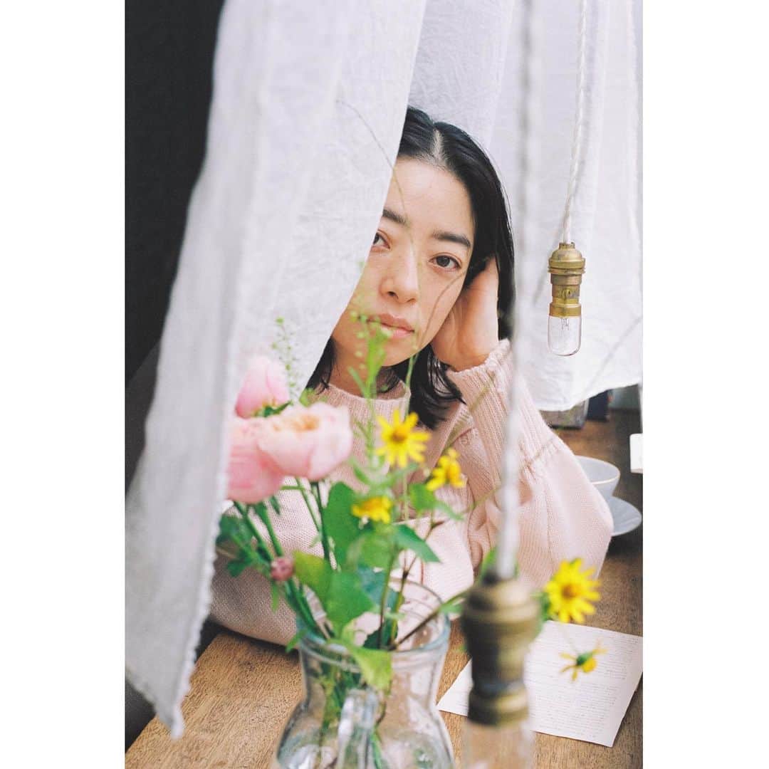 市川実和子のインスタグラム：「『キナリノマガジンvol.148』﻿ PRETTY IN PINK﻿ おそろしくらいに可愛らしい世界に閉じ込めてもらいました☺️﻿ ﻿ 「キナリノ」のアプリ、または、11月16日からの1週間はスマートフォンのブラウザからもご覧になれます。﻿ ﻿ ストーリーズから飛べるようにしたいけどできない…﻿ https://kinarino.jp/magazines/148﻿ ぜひ！﻿ ﻿」