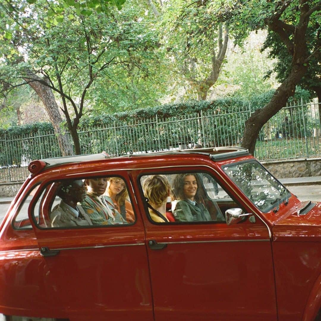 グッチさんのインスタグラム写真 - (グッチInstagram)「On set for the making of the 7-Part mini-series ‘Ouverture Of Something That Never Ended,’ images by photographer @paigepowellofficial featuring a vintage Citroën Dyane—which will appear in Episode 2 ‘At The Café’—and directors @gus_van_sant and @alessandro_michele. The second episode premieres today at 9pm CET, follow the GucciFest fashion and film festival through link in bio or on @gucci. #GucciFest #GucciOuverture #AlessandroMichele」11月18日 0時10分 - gucci