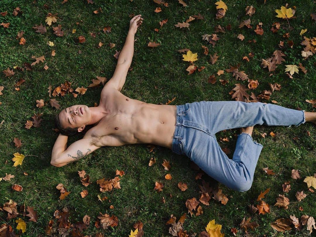 フランシスコ･ラチョースキーのインスタグラム：「Feeling like a dead leaf 🍂 😴 @mitchellphun」