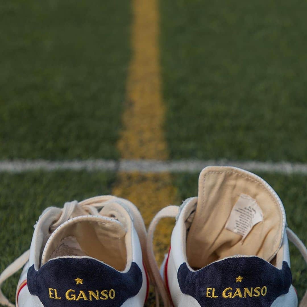 のインスタグラム：「#unidosporeldeporte Match de nuestra colección cápsula inspirada en la Selección Española de Fútbol @sefutbol Hemos querido rendirle tributo a nuestro equipo bordando en la talonera nuestra estrella del 2010.」