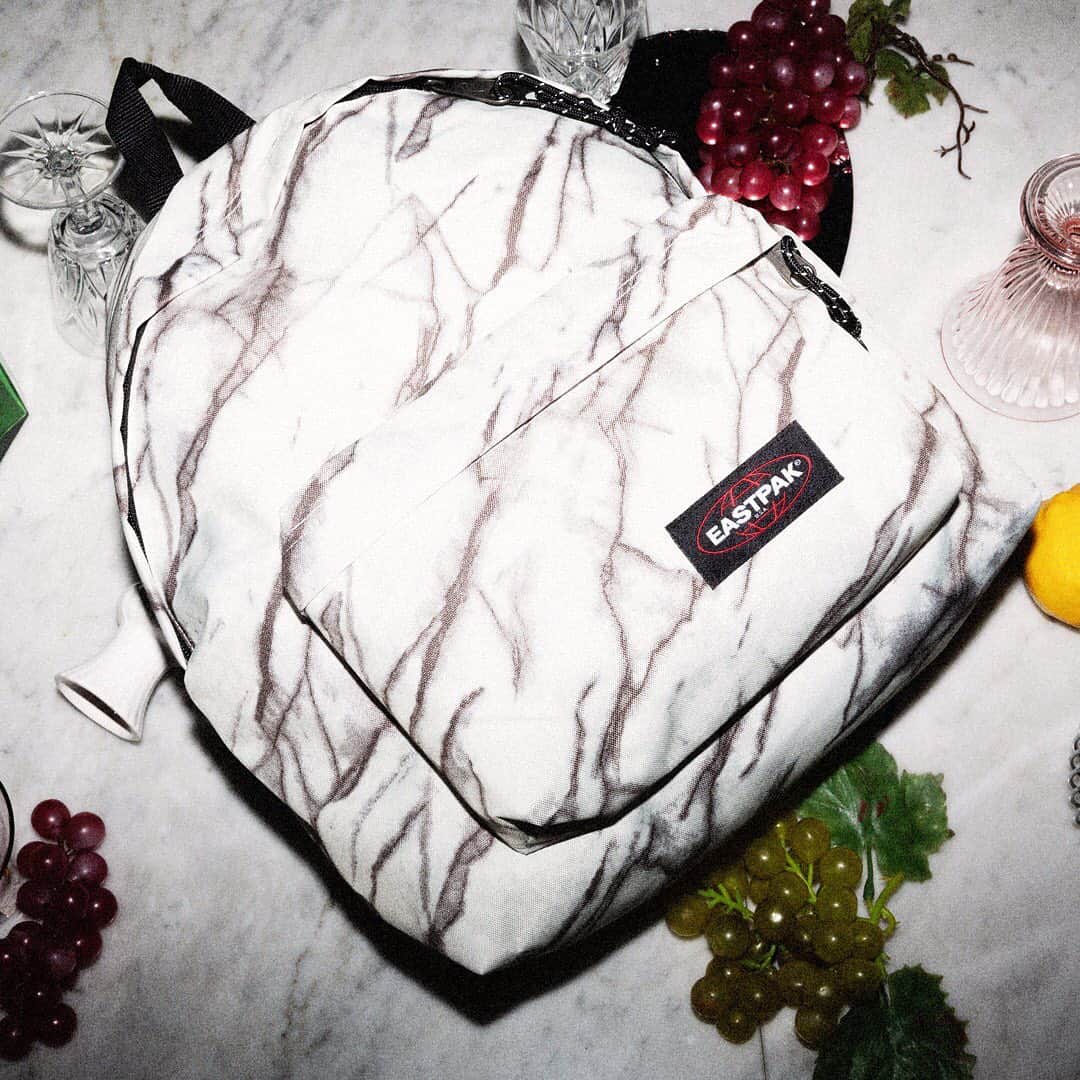 イーストパックのインスタグラム：「Get ahead on your holiday gifting game with our online-only styles that you won’t find anywhere else. Our exclusive Padded Pak’r in Marble is available online now #eastpak #builttoresist #festive #gifts #holidayseason」