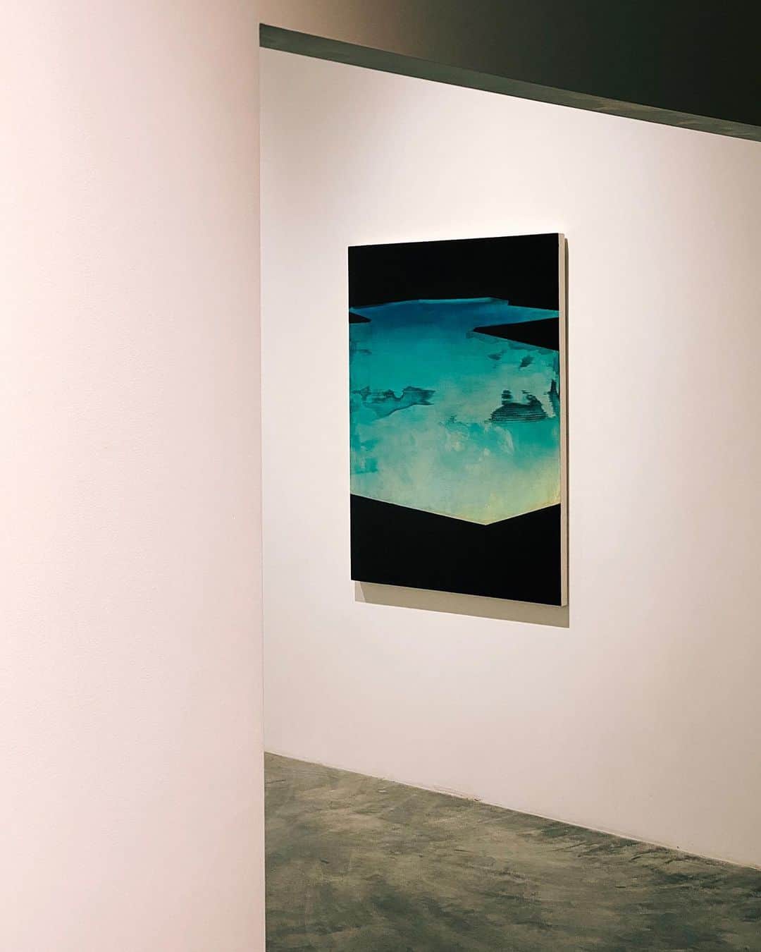 Robert Bingamanさんのインスタグラム写真 - (Robert BingamanInstagram)「I interrupt my sabbatical from all media to invite you to see this show, masked and alone, at some point during the next seven days—before it closes. Some words of a close friend:  Rob’s paintings. Much will be made of the subject matter, the fires. That’s fine. It’s hard not to feel the heat emanating from those canvases, the same heat curdling the headlines. But these paintings are evocative of the times beyond the contents. The sight of fires and damage is not just depicted in the paintings, it’s a component of the technique. On first glance the pool is swiped with painterly’ “noise,” a la Richter, but the impression it leaves on the viewer is that of a scar. For someone who has seen Rob paint these scenes for nearly a decade, it’s jarring, like seeing an old friend or family member emerge from a health crisis with a from-this-point-on distinguishing scar. It’s how they look now. How we all look in 2020, and certainly after. So hard to believe we’re still in it, but not in the small room where Rob’s paintings are displayed. It’s the most intimate public space I’ve been in in months. If Rob’s pieces have been critiqued as a reflection of privilege, a claim that may or may not have merit or be immaterial, he also shows that these objects are not immune to erosion, decay, or even complete destruction. Rob’s paintings have always existed in their own plane, so it’s striking to see them altered, to see that this plane is also subject to the same rules of physics as our real-world landmarks. Not because it’s such a foreign experience, but because it’s so recognizable. We are all scarred by this year, we recognize our own crises and traumas in these pigments. The artist depicts but does not judge, our damage is safely contained within the contemplation of each scene, which in other circumstances or conditions might be beautiful. But that is not the timeline we were given. So here we are, huddled apart for warmth, scared and shaken but also beginning to suspect that we can survive/"overlive" the gray months as long as fireworks of color like these adorn the walls of the gallery, and even in our darkest moments, continue to exist and shine and even thrive. - LW」11月18日 0時15分 - robertjosiah