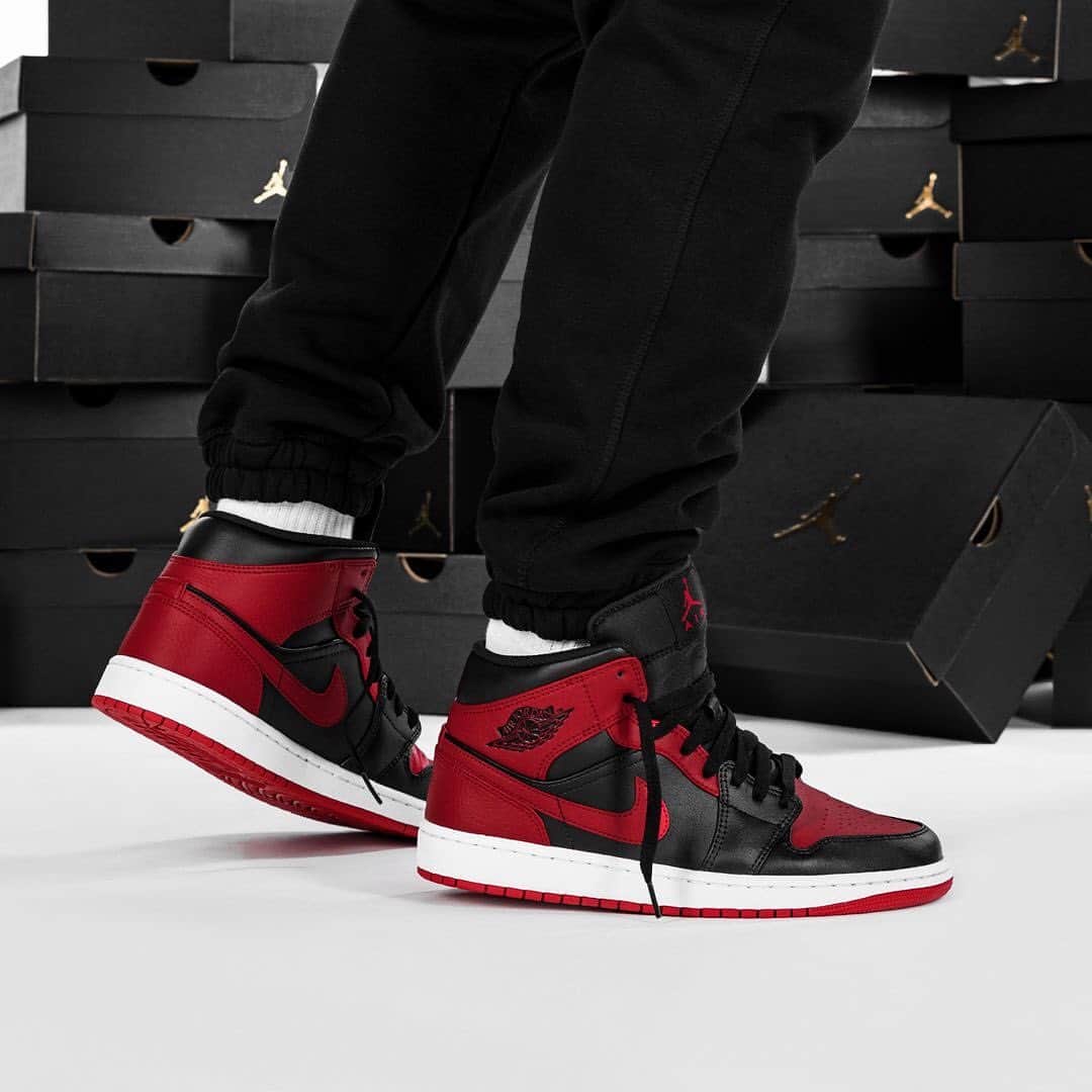 HYPEBEASTさんのインスタグラム写真 - (HYPEBEASTInstagram)「@hypebeastkicks: This Air Jordan 1 Mid "Banned" is the closest you'll get to "Bred" 1s in 2020. With the market for any and all Air Jordan 1s trending upwards during the last few years and virtually exploding after 'The Last Dance,' it’s become harder and harder for consumers to get their hands on OG AJ1s like the “Chicago,” “Royal” or “Bred.” Much like their “big brother” silhouette, the “Banned” supplies a supple leather upper with a black base plus rich red toeboxes, Swooshes, heel overlays, and collar hits. However, there’s one noticeable difference in the colorblocking: the middle eyestays are dressed in red instead of black while retaining much of the same everywhere else. These are set to release via @asphaltgold for $110 USD on November 17.⁠⠀ Photo: Asphalt Gold」11月18日 0時16分 - hypebeast