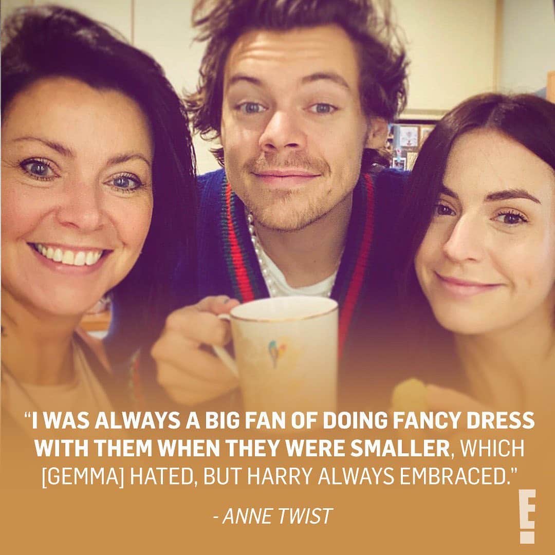 E! Onlineさんのインスタグラム写真 - (E! OnlineInstagram)「Harry Styles has one proud mom. ❤️ Days after being criticized for wearing a dress on his Vogue cover, she spoke out about his wardrobe choice and how she may have influenced it. (📷: Twitter : MrsAnneTwist)」11月18日 0時17分 - enews